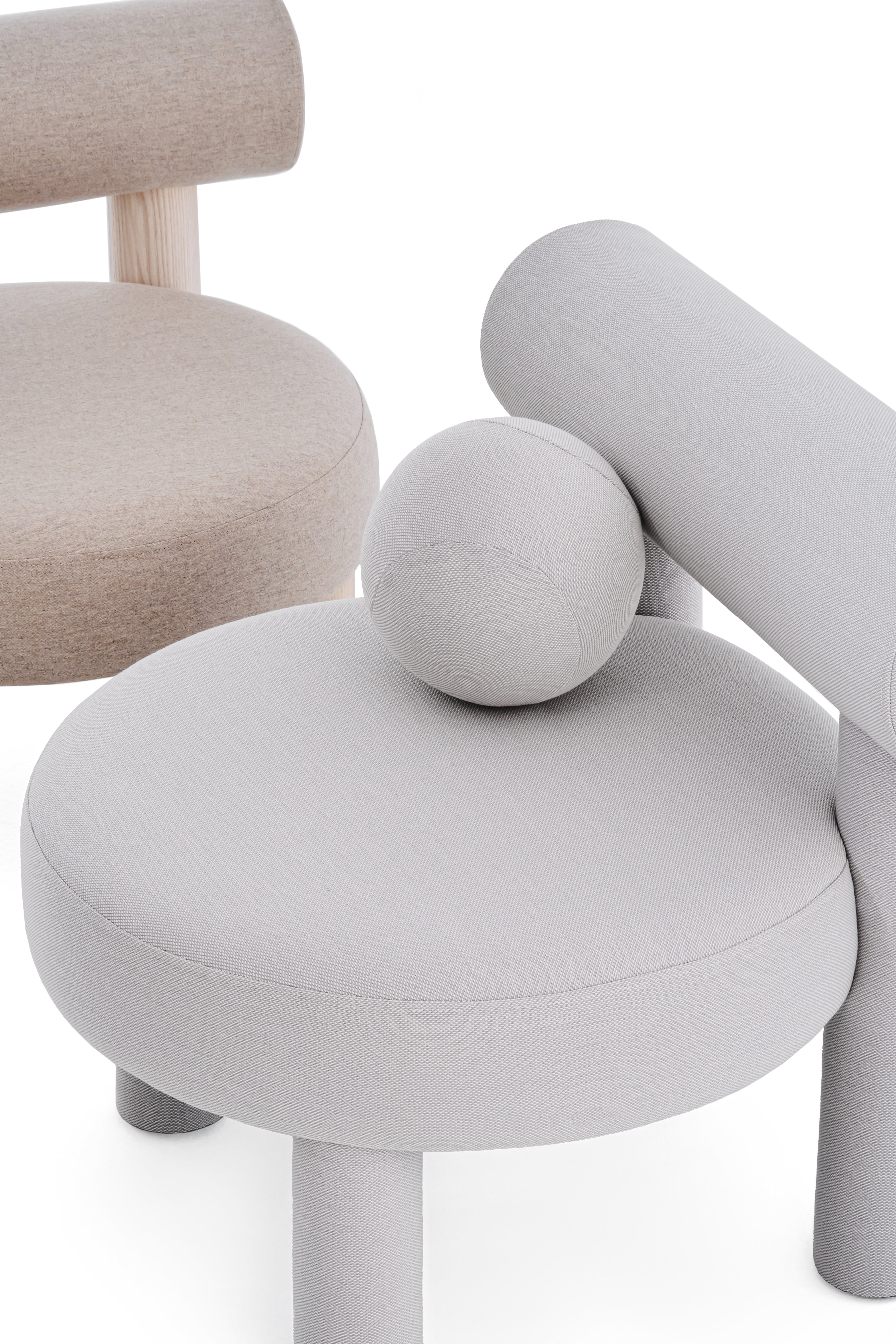 Fotel GROPIUS CS2 čalúnený s drevenou základňou