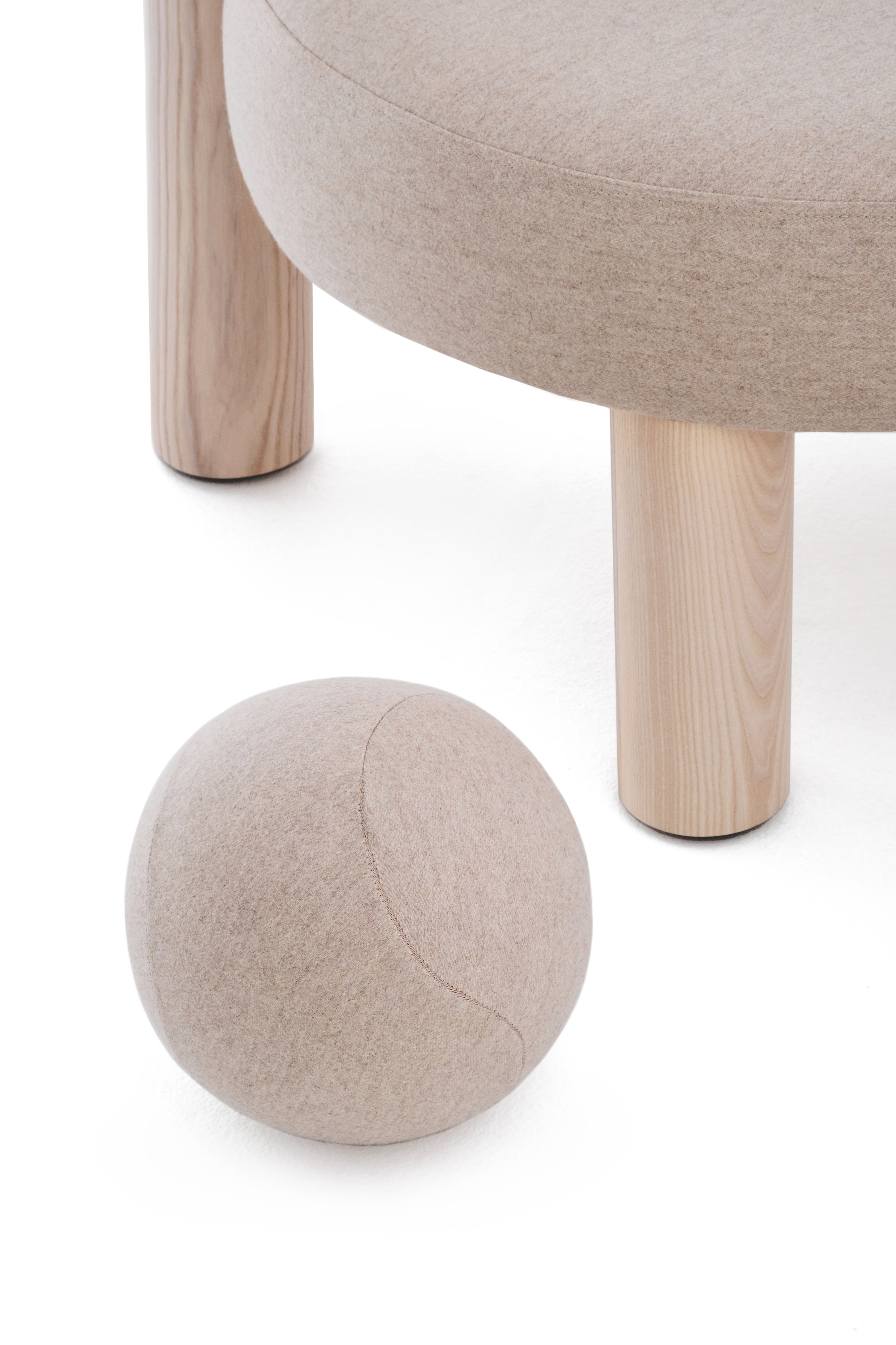 Fotel GROPIUS CS2 čalúnený s drevenou základňou