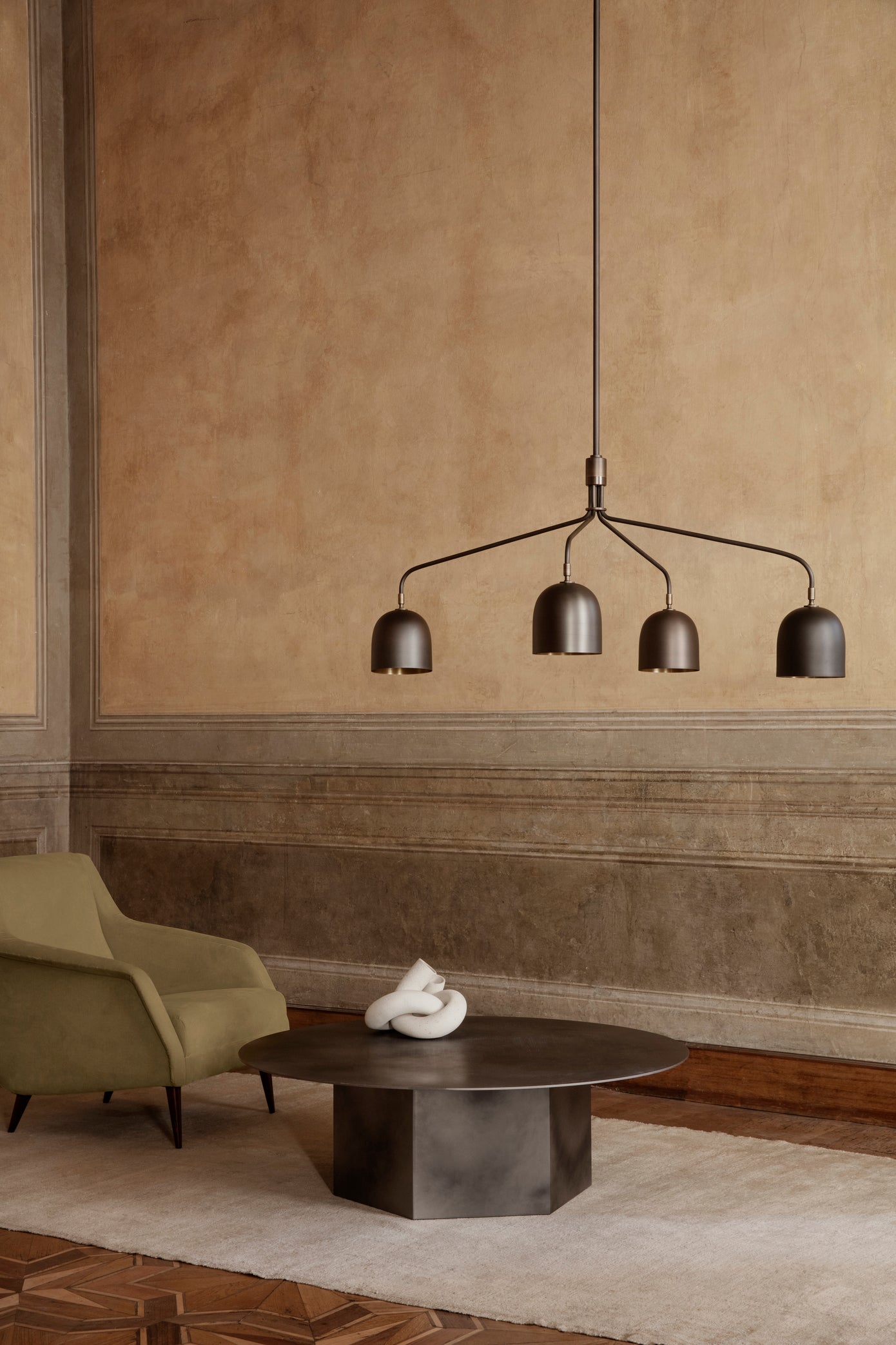 Fotel CDC.1 čalúnený s mosadzným podstavcom