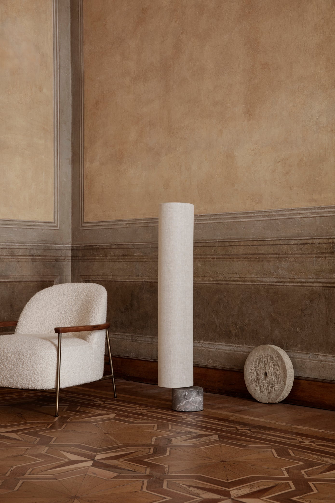 Stojaca lampa nastaviteľná UNBOUND šedý mramor