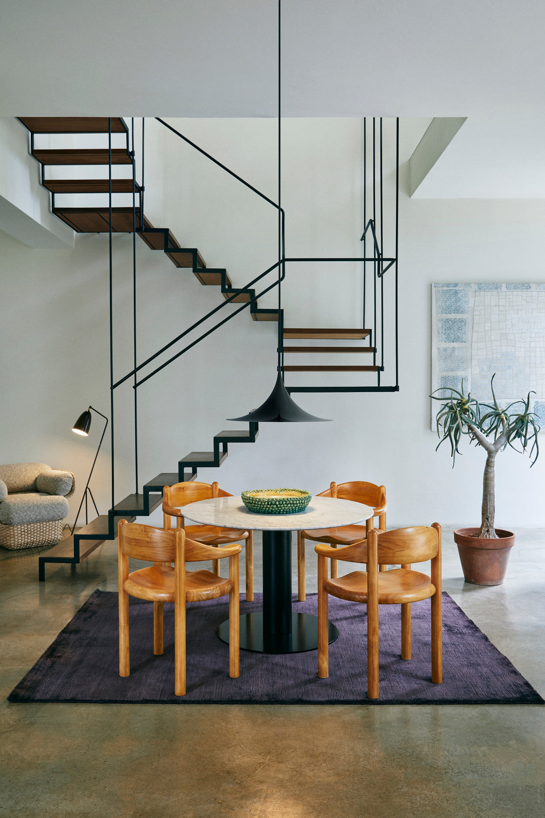 Okrúhly stôl 2.0 z dubového dreva s čiernym podstavcom