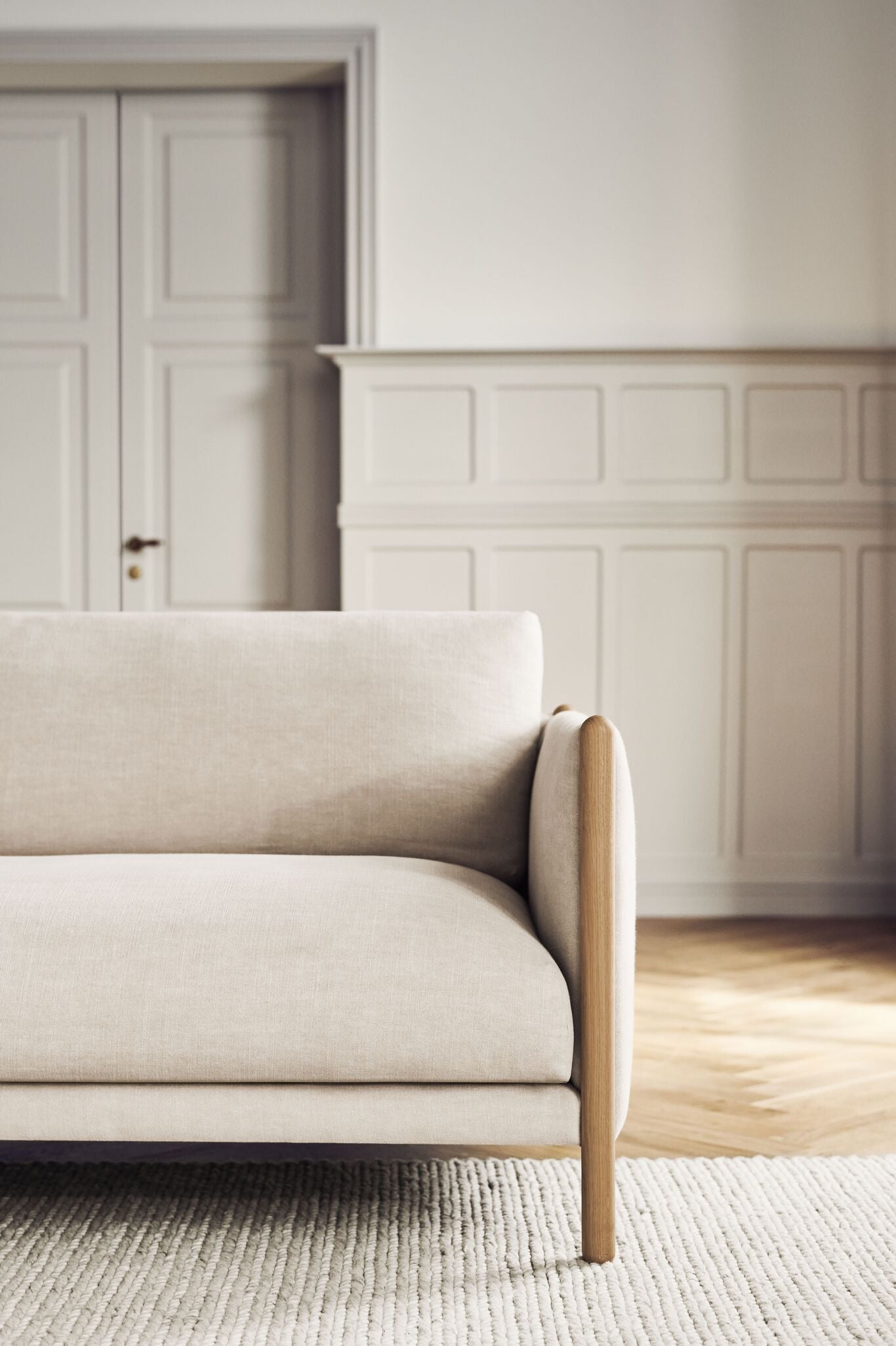 Sofa 2,5-osobová HAYDEN s dubovou základňou