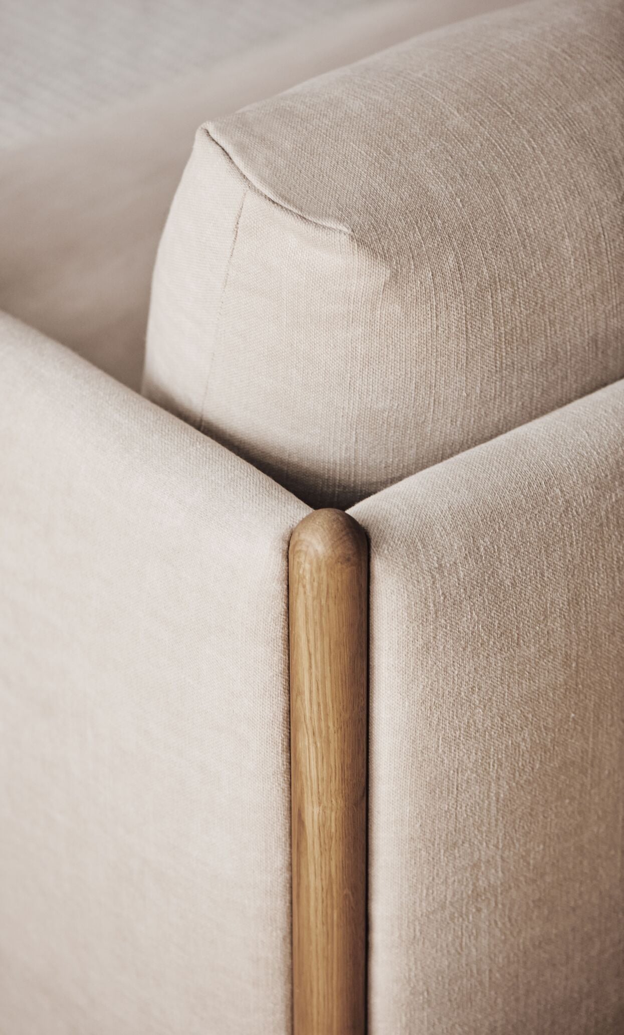 Sofa 2,5-osobová HAYDEN s dubovou základňou