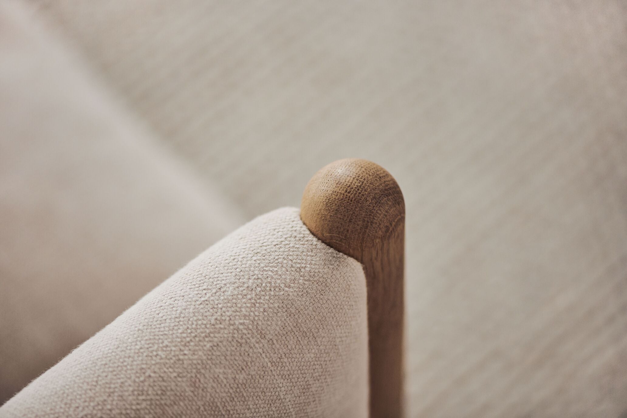 Sofa 2,5-osobová HAYDEN s dubovou základňou