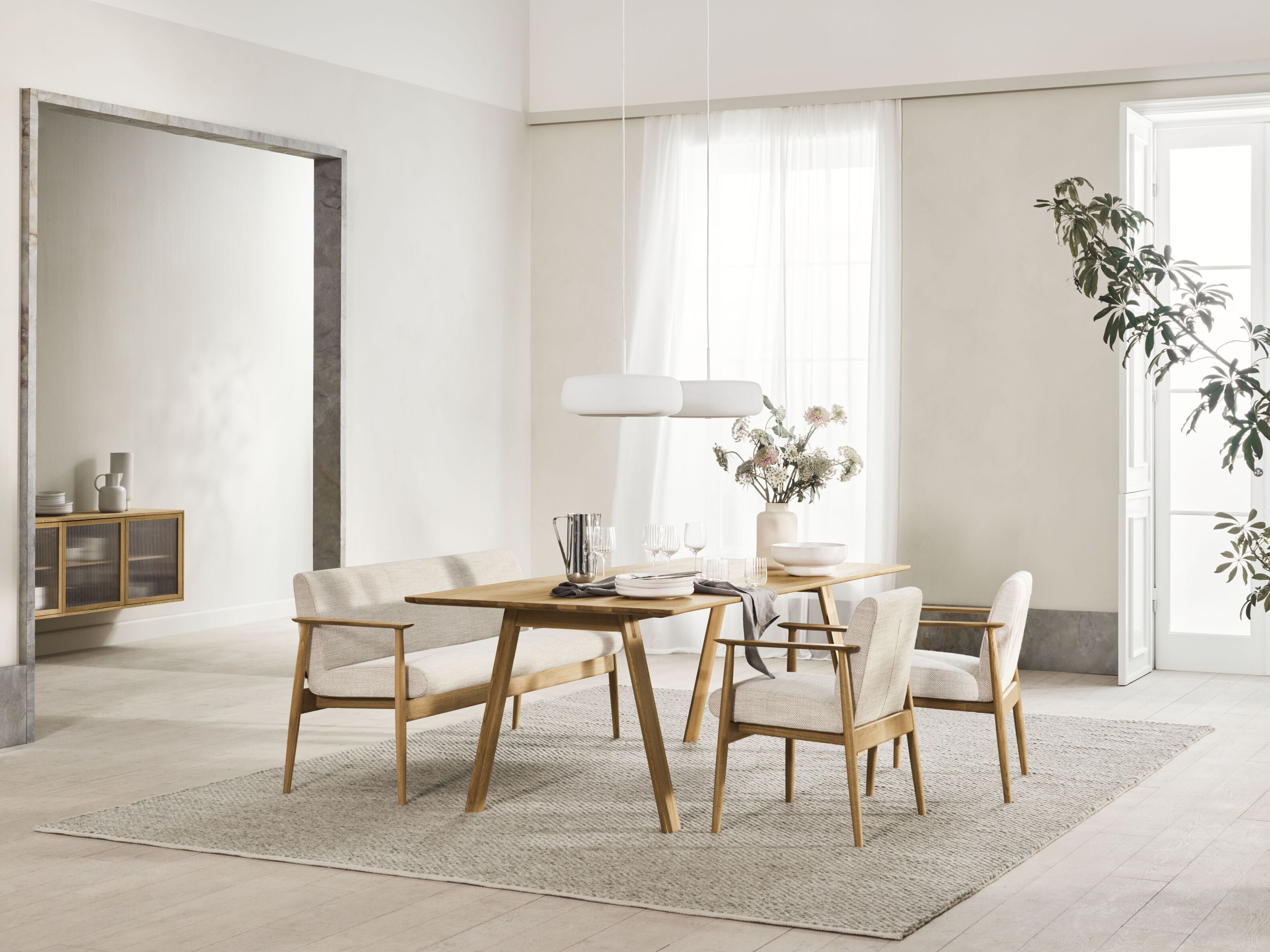 Čalúnená pohovka VISTI s podstavcom z bieleného dubového dreva