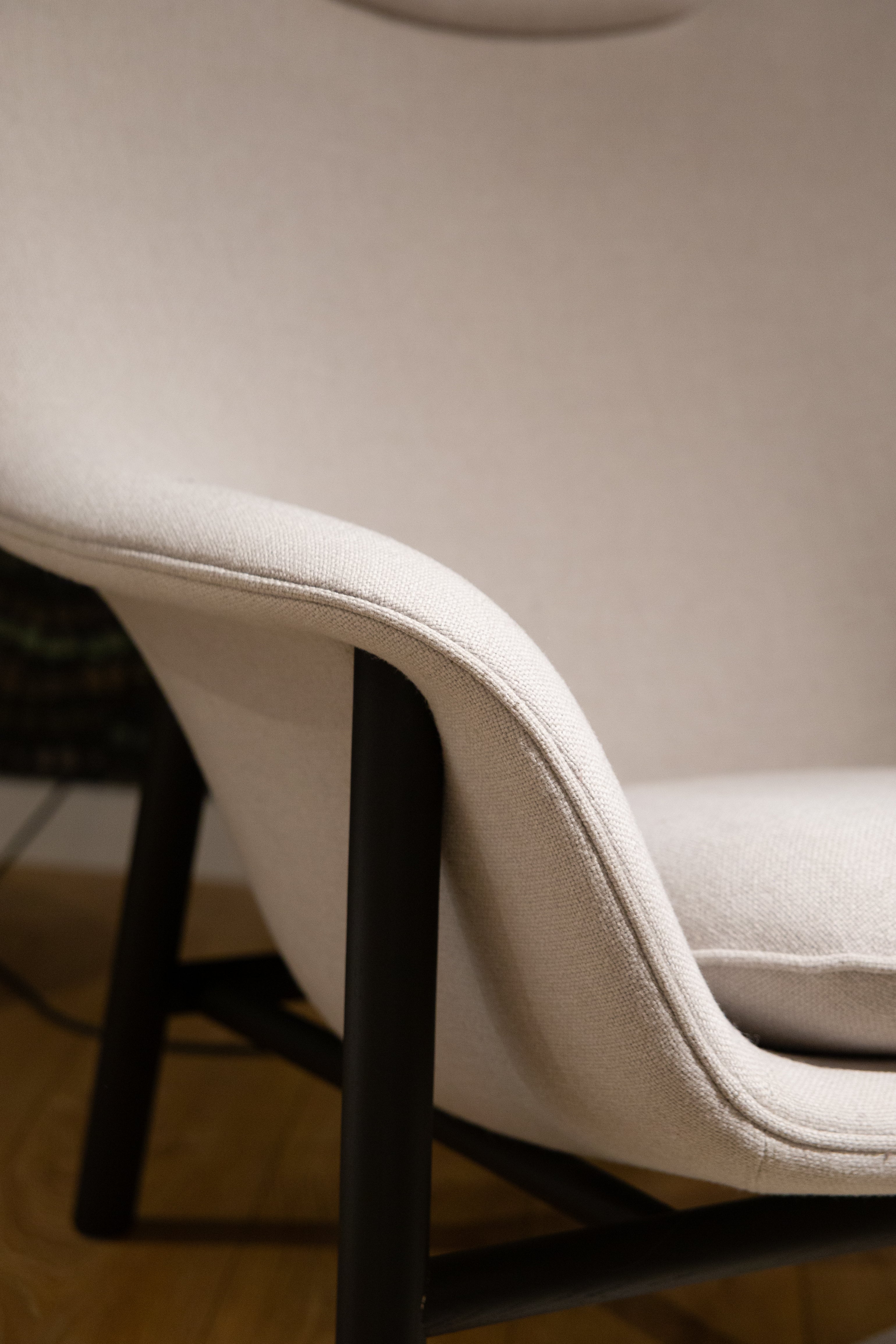 Fotel DRAPE HIGH W. HEADREST s čiernou dubovou základňou - poexponovaný