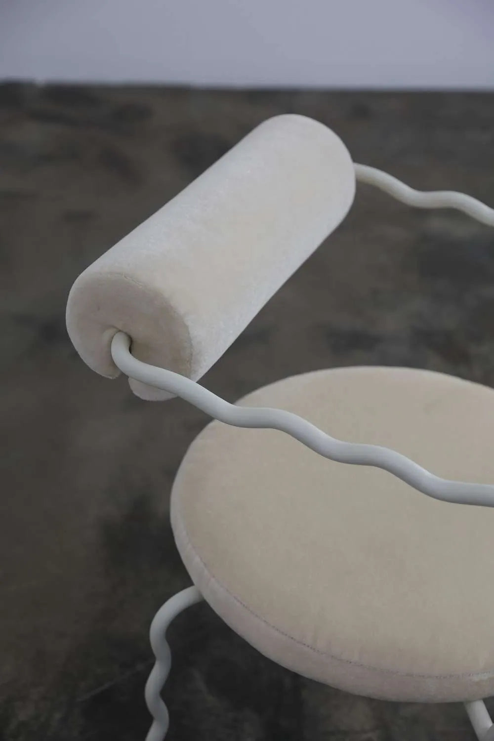 Kreslo s opierkami SAGE VAGUE čalúnené s kovovou základňou