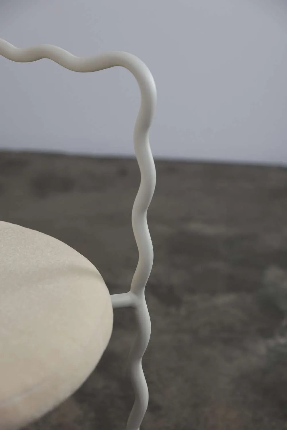 Kreslo s opierkami SAGE VAGUE čalúnené s kovovou základňou