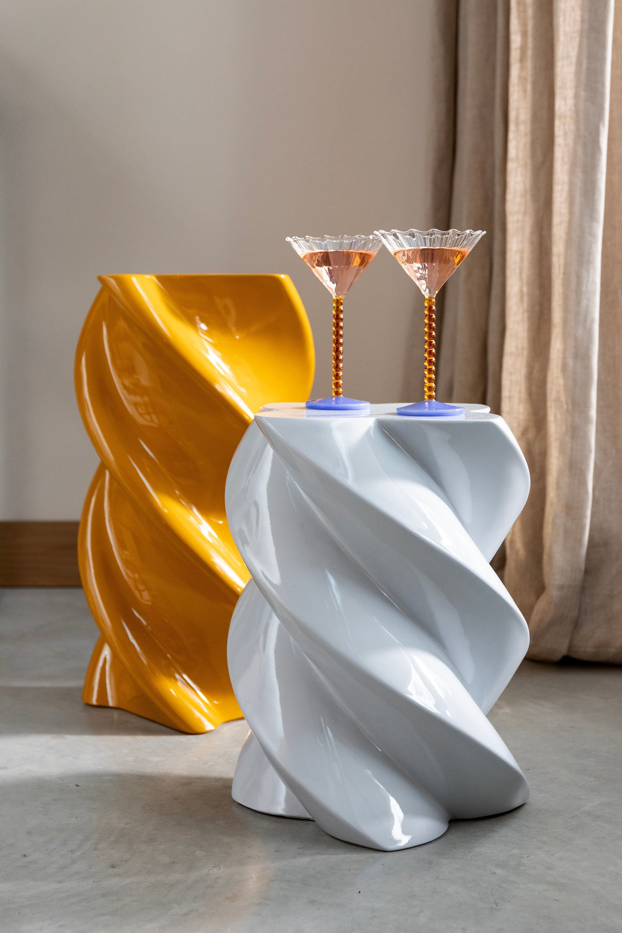 Bočný stolík MARSHMALLOW orchideový