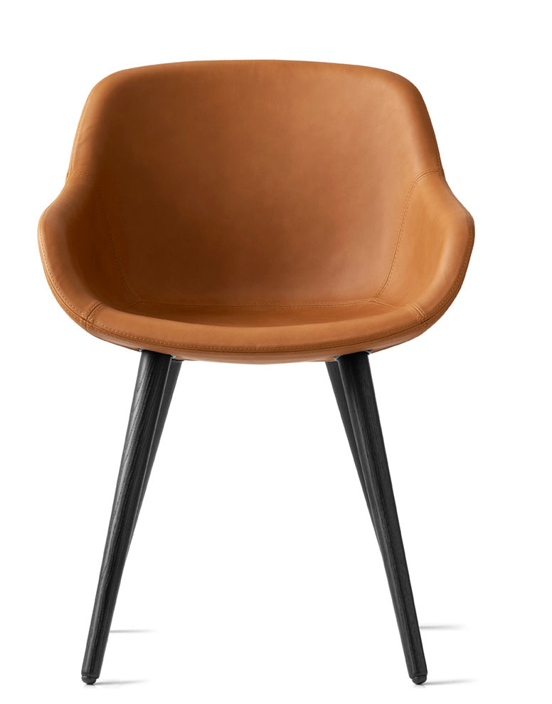 Čalúnená stolička IGLOO s čiernym dreveným podstavcom