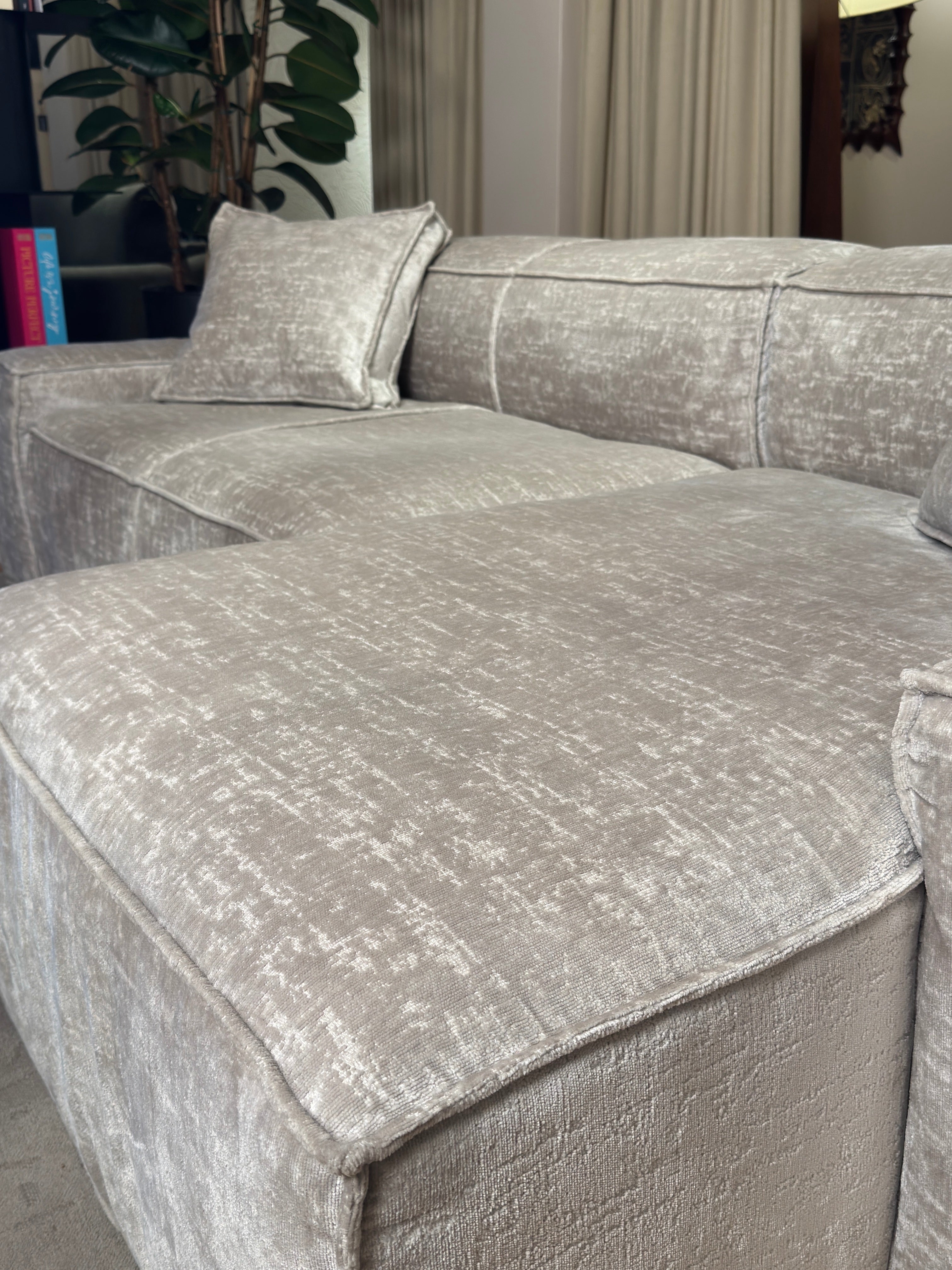 Narožník s 2 poduškami CUSHIONS šedý v tkanine Smeraldo - po výstave