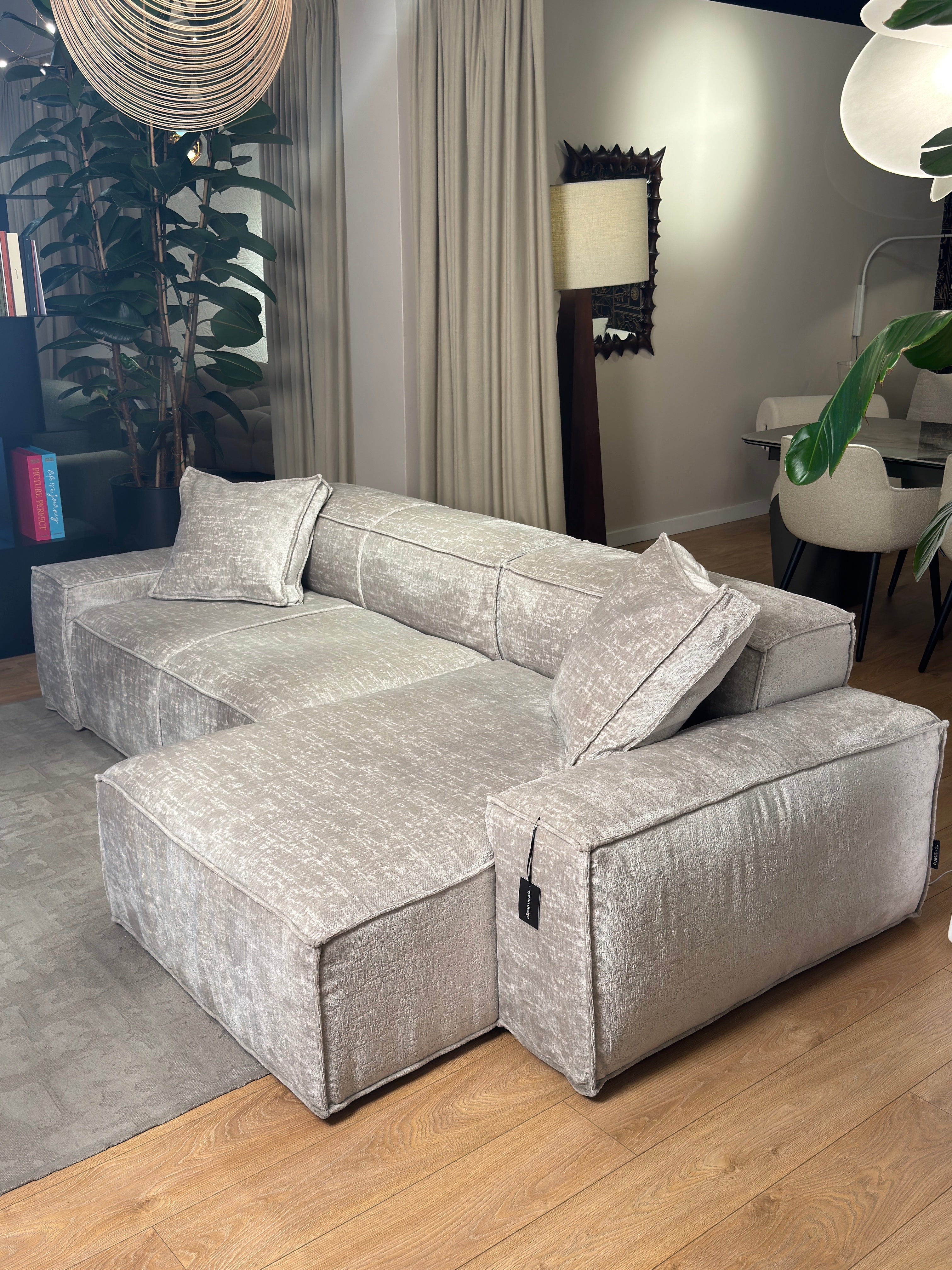 Narožník s 2 poduškami CUSHIONS šedý v tkanine Smeraldo - po výstave