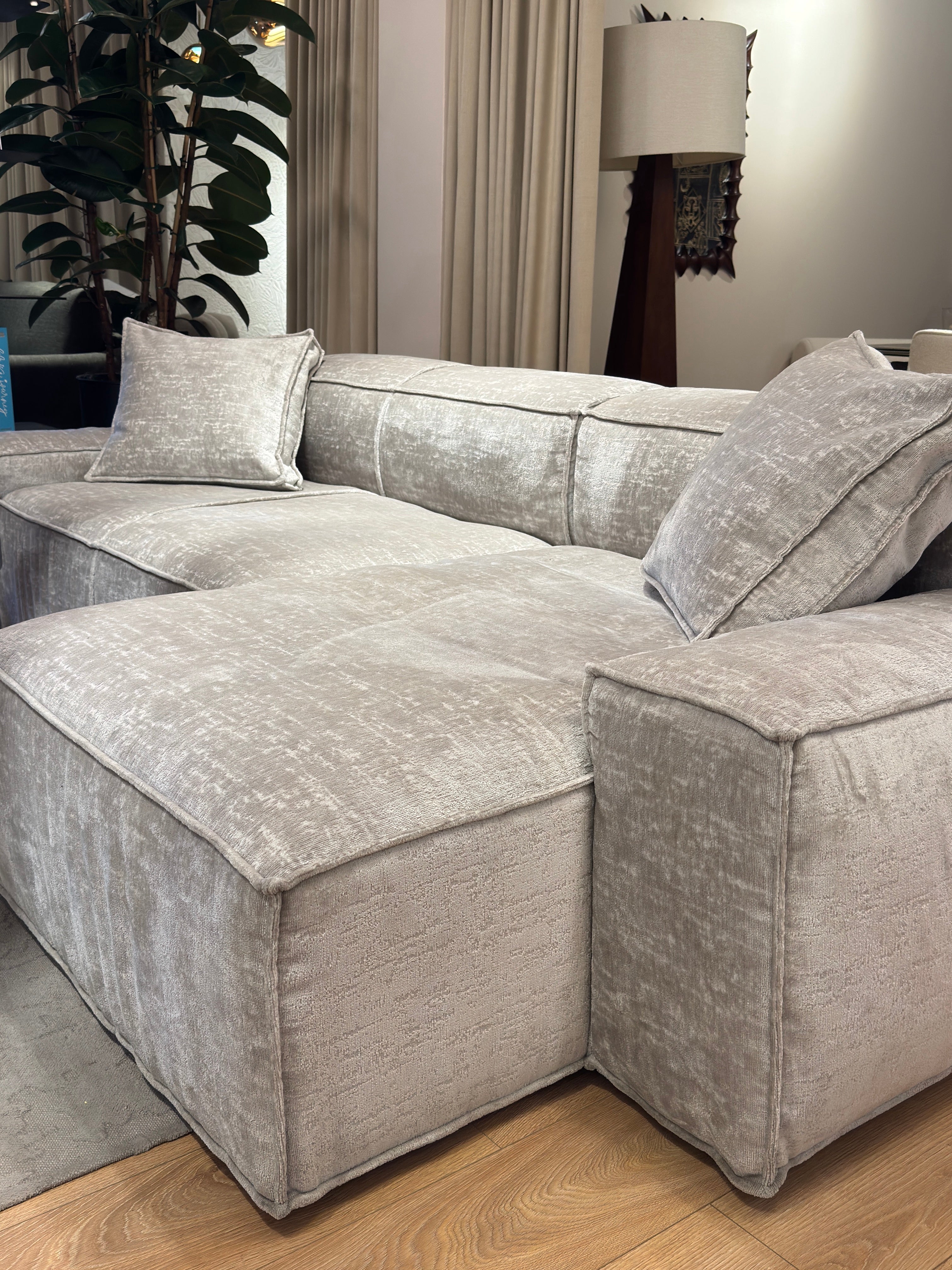 Narožník s 2 poduškami CUSHIONS šedý v tkanine Smeraldo - po výstave
