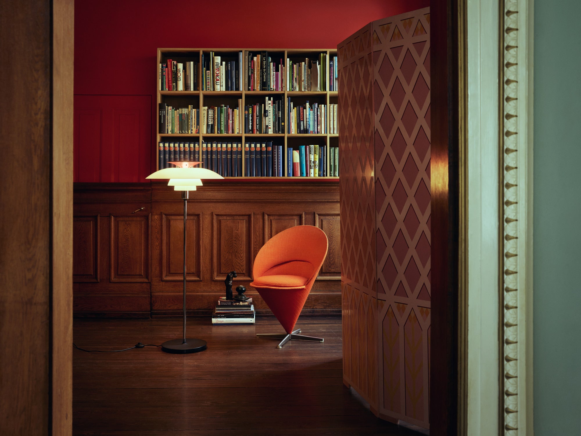 Stojaca lampa PH 80 biela s chrómovým podstavcom