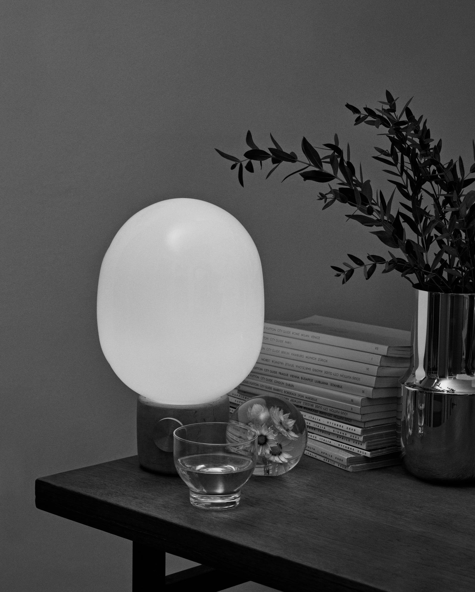 Stolná lampa JWDA z fúkaného skla s čiernym podstavcom