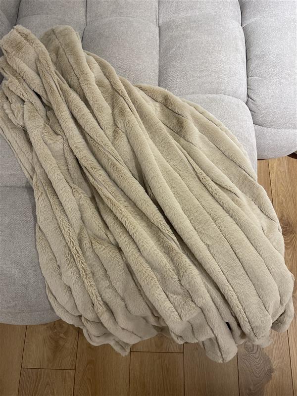 Koc z umelého kožušiny Kave Home béžový - poexponovaný