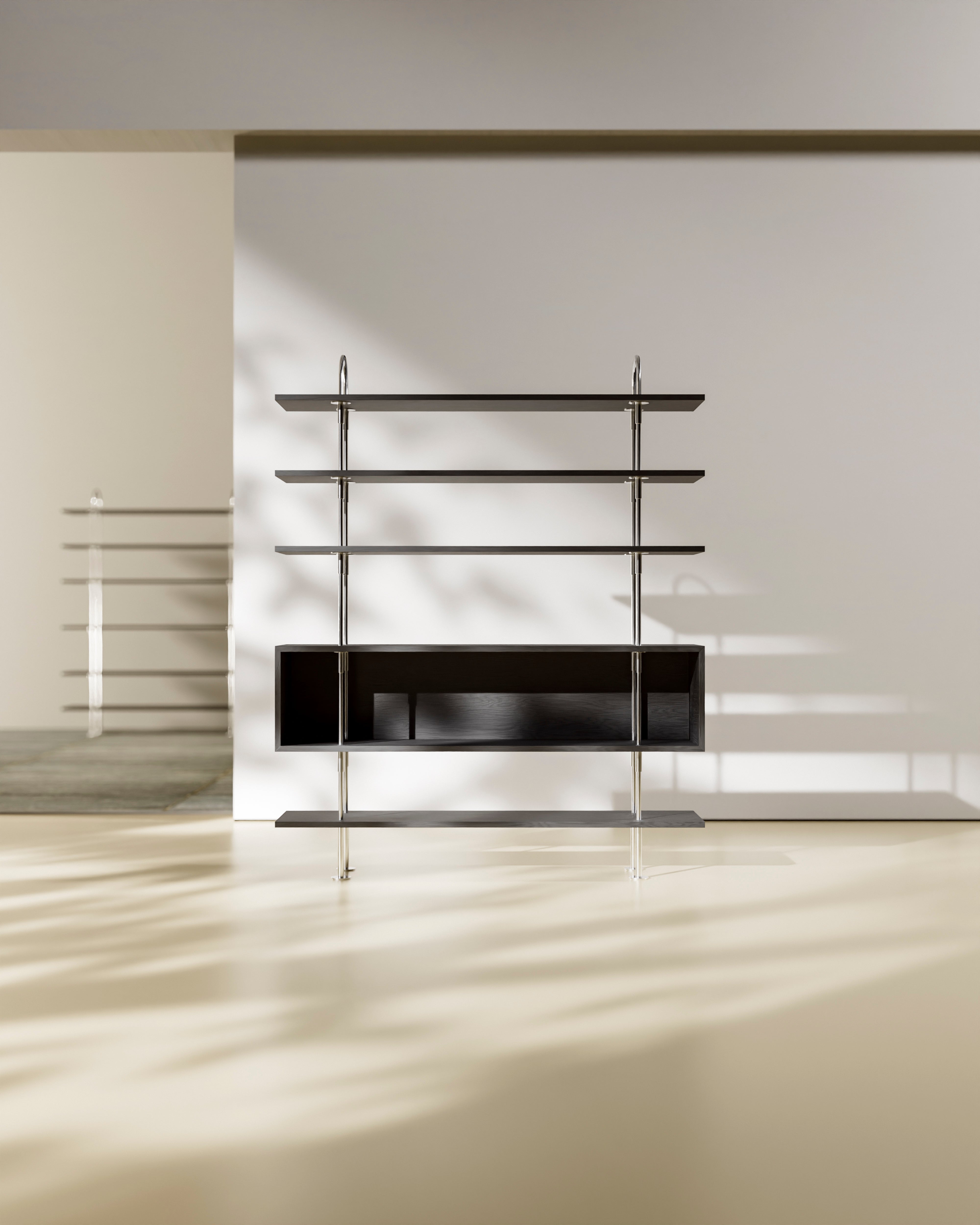 Regál KEEN BOX tmavé jaseňové drevo s čiernym mosadzným rámom