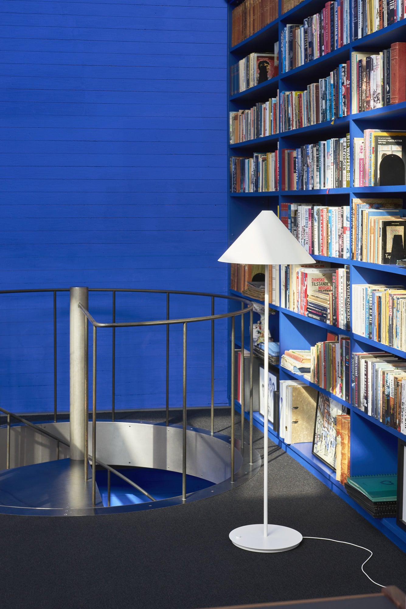 Stojaca lampa KEGLEN biela