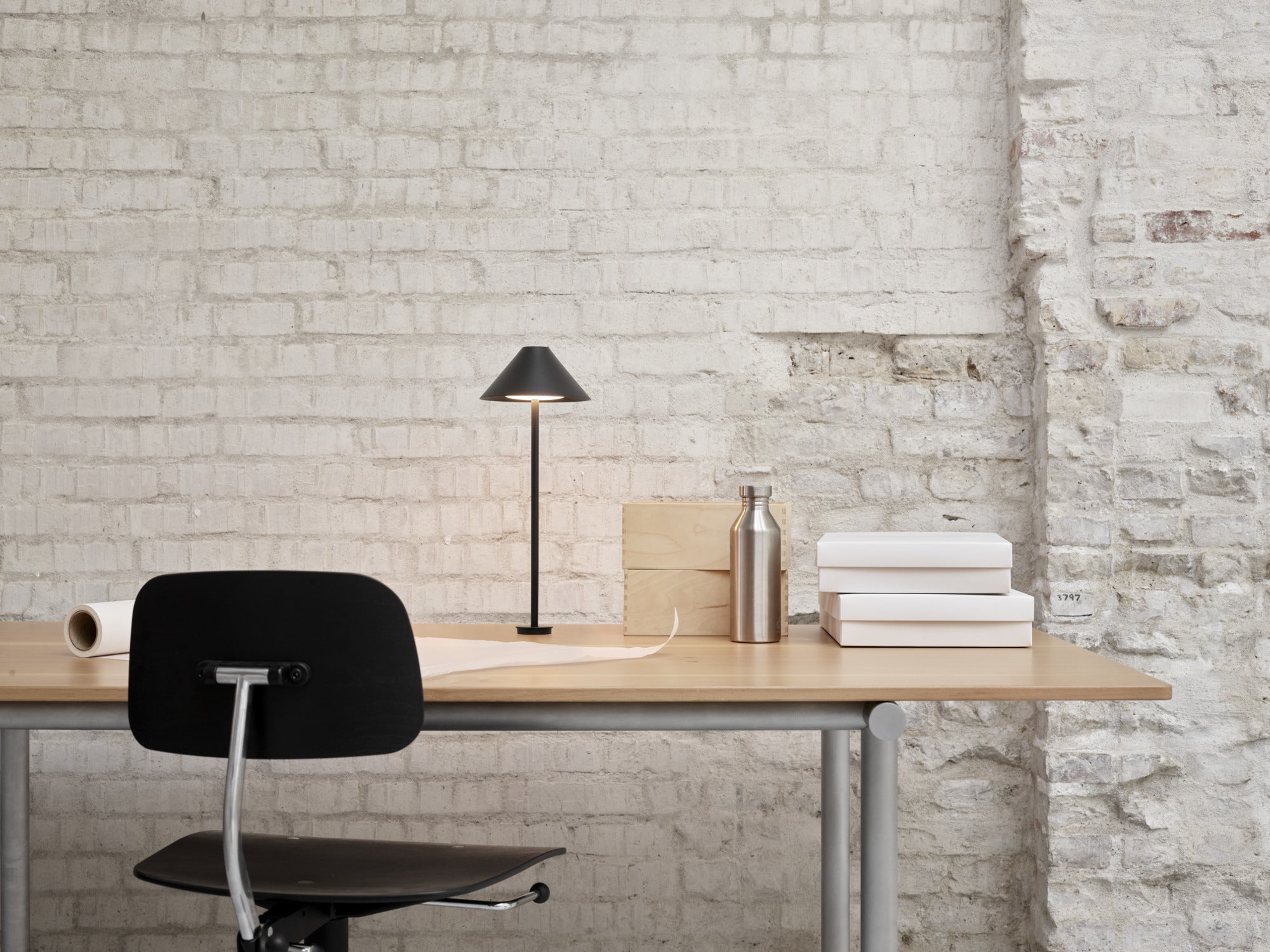 Stolná lampa KEGLEN čierna