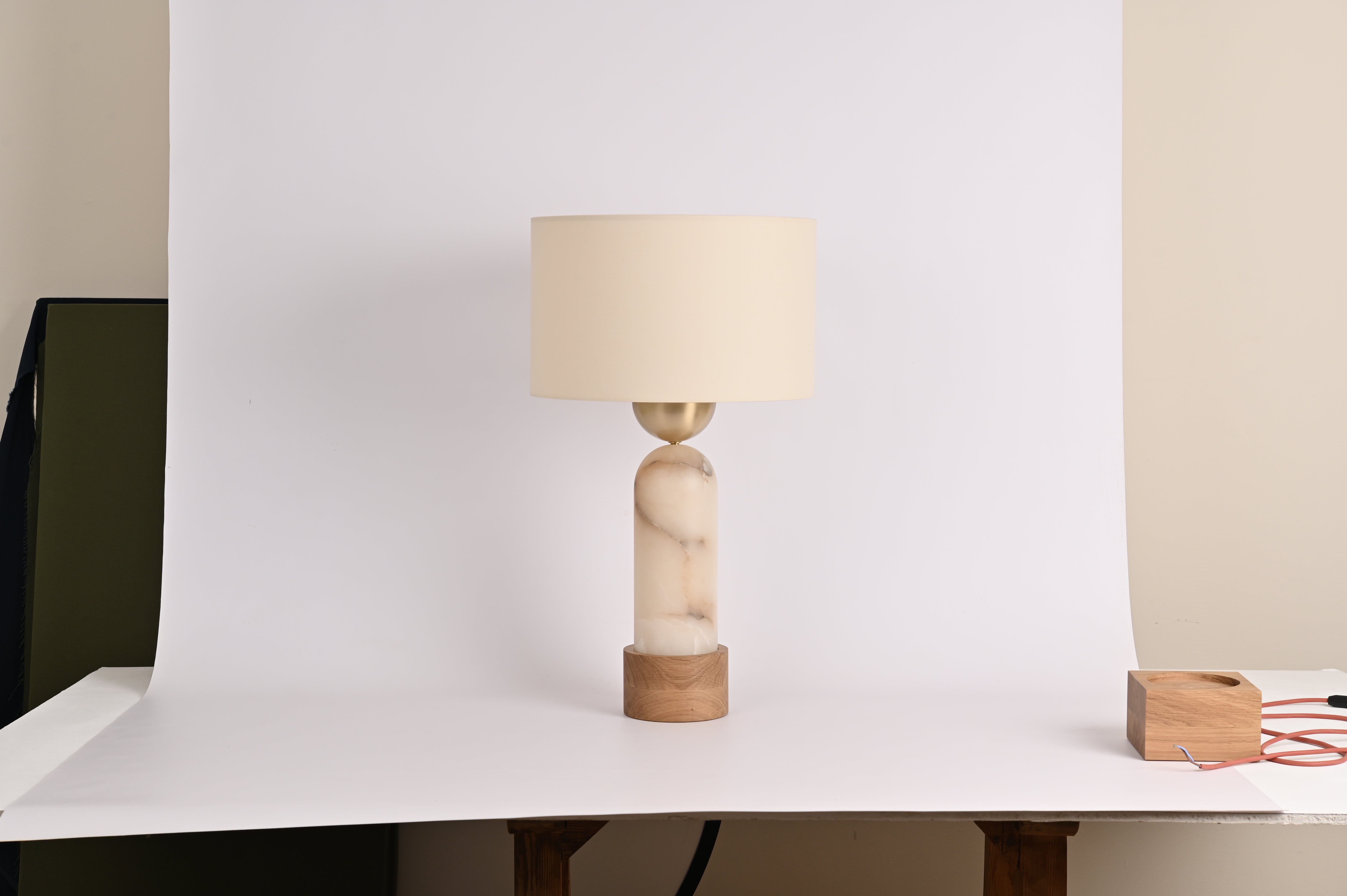 Stolná lampa PEONA KELO biely alabaster