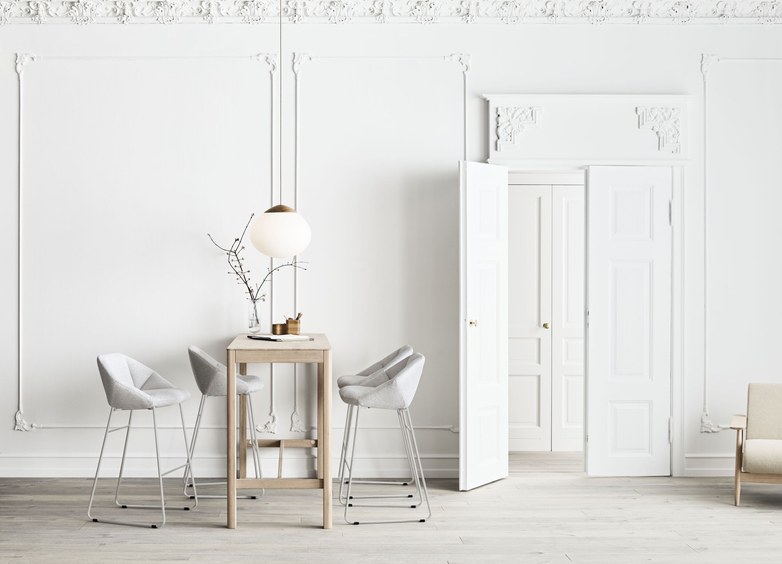 Barová stolička KIMONO s čierne lakovanou oceľovou základňou