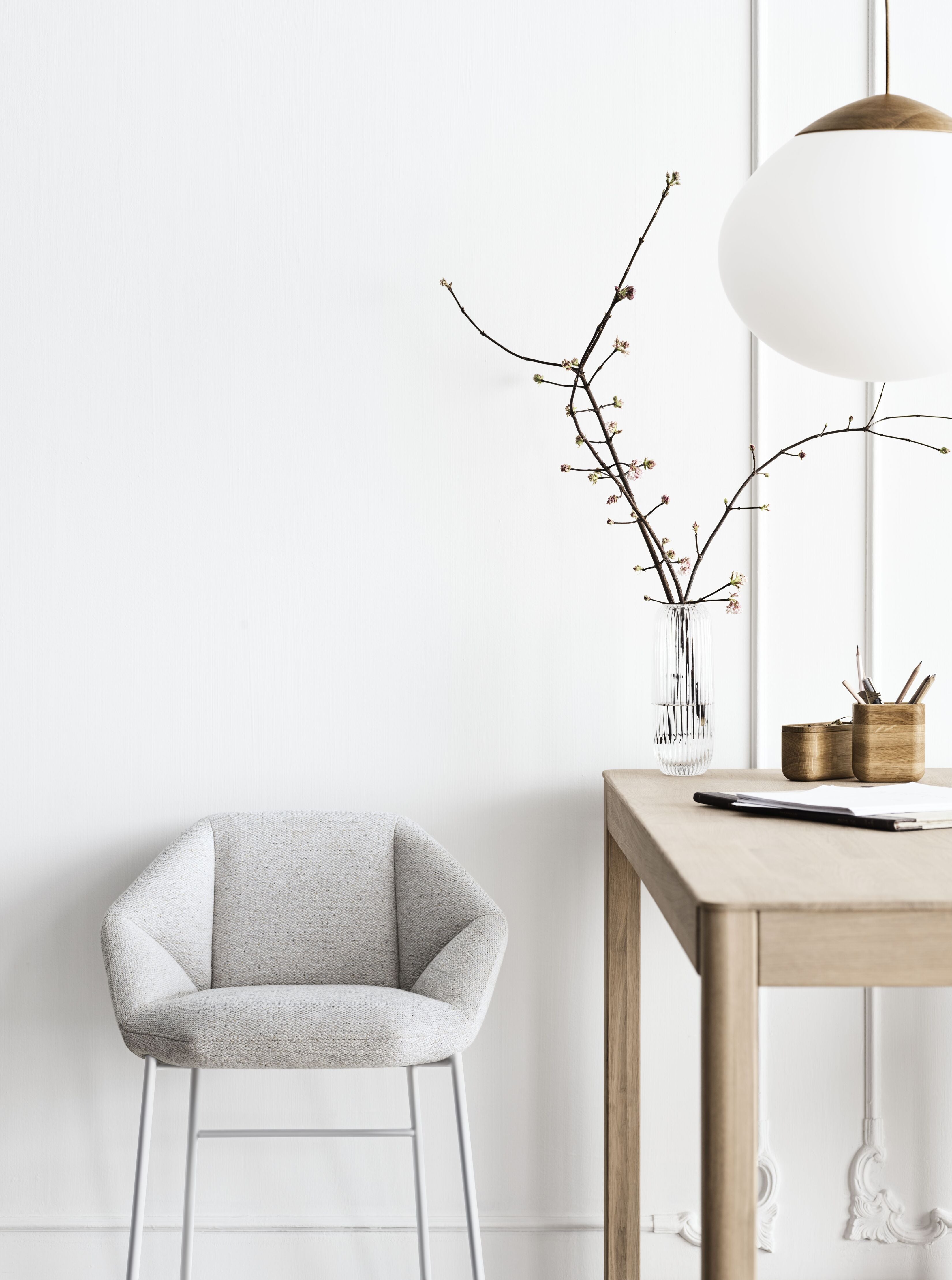 Stolička KIMONO s podstavcom z lakovanej ocele v šedej farbe