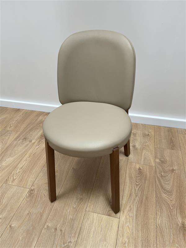 DOT chair in cream leather with an oak base - display model
