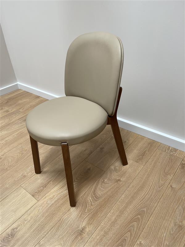 DOT chair in cream leather with an oak base - display model