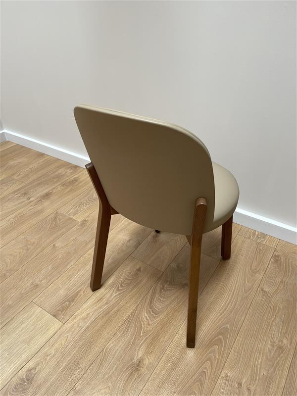 DOT chair in cream leather with an oak base - display model