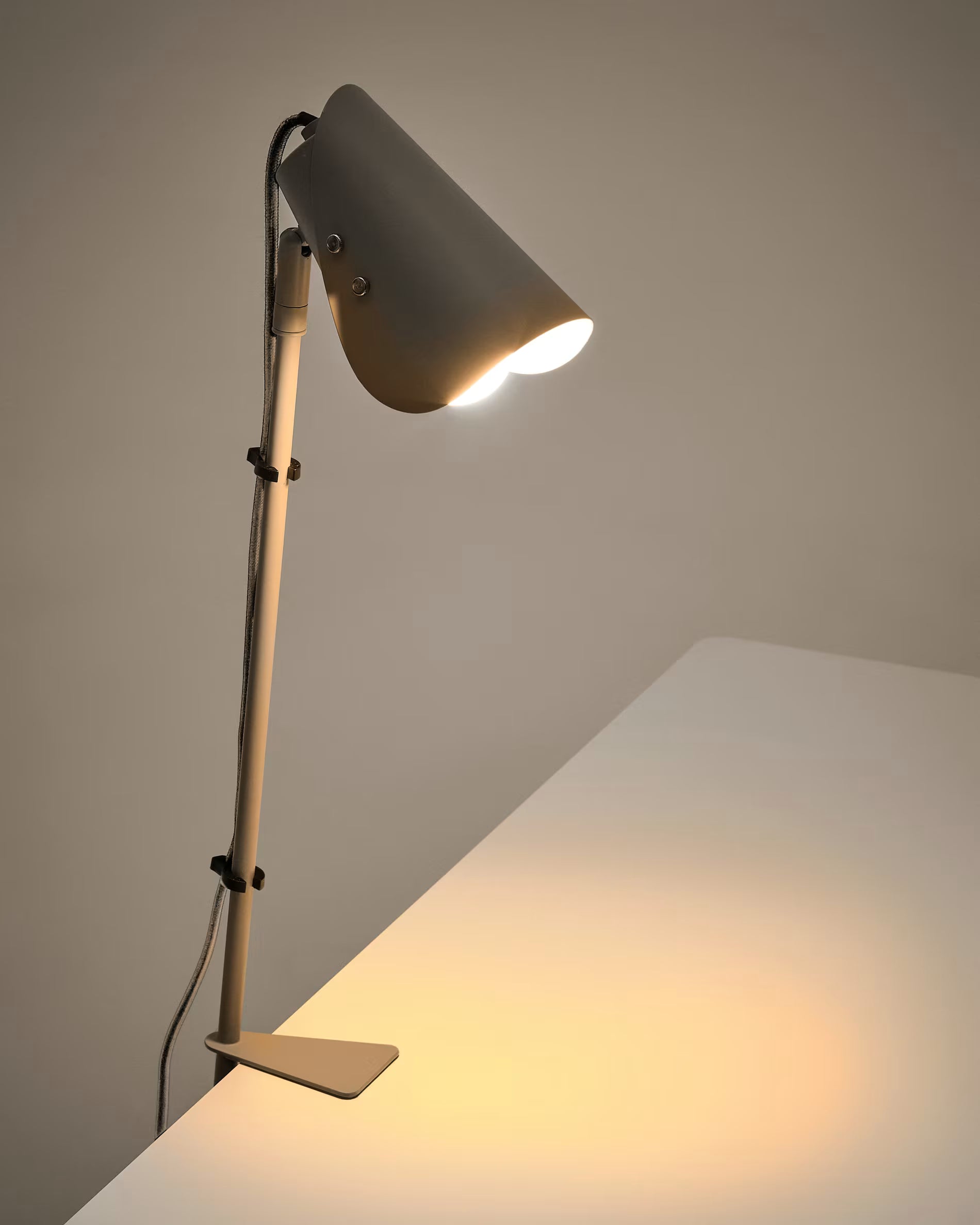 Stolná lampa s klipom JULA šedá