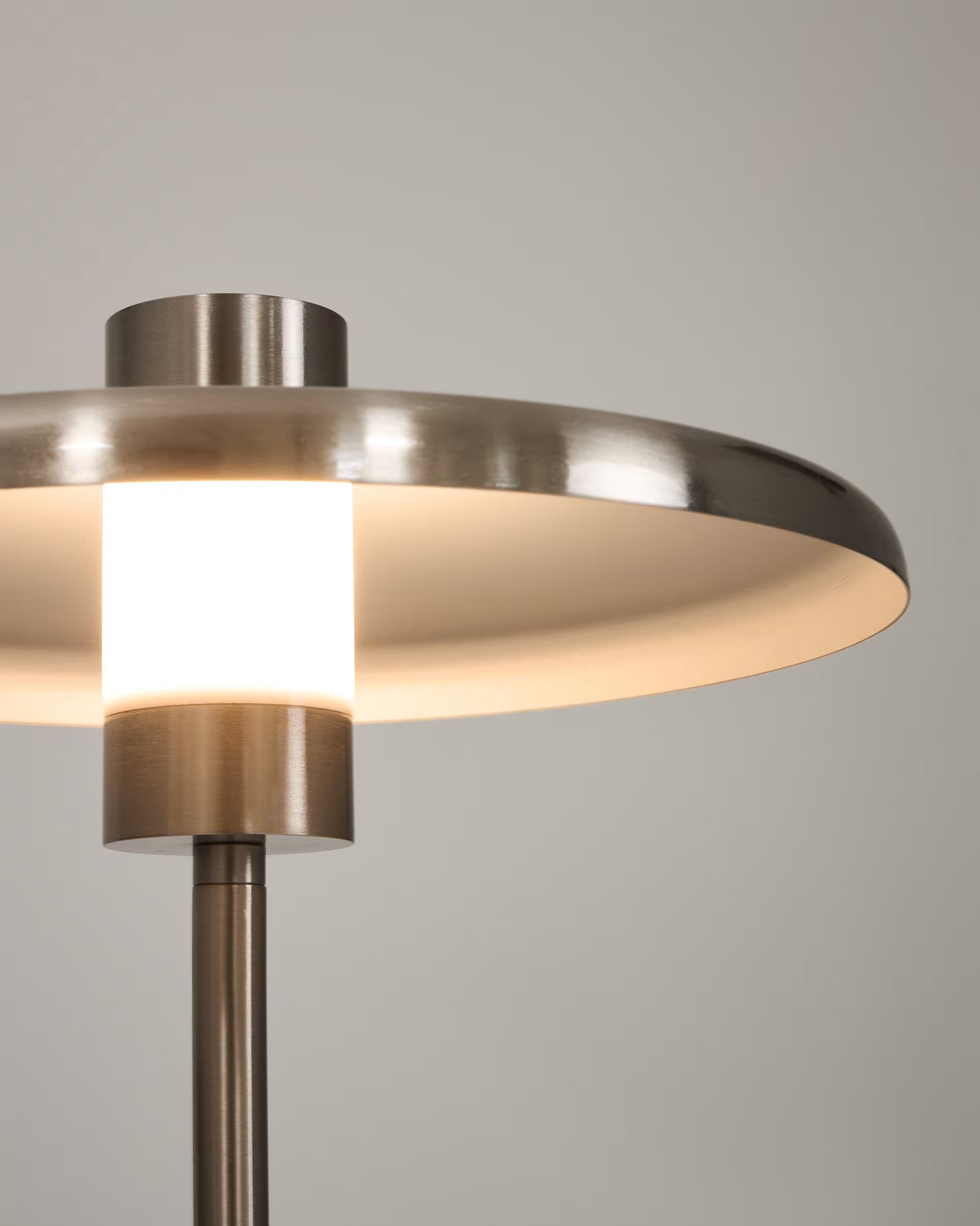 Stolná lampa NUVIRA strieborná