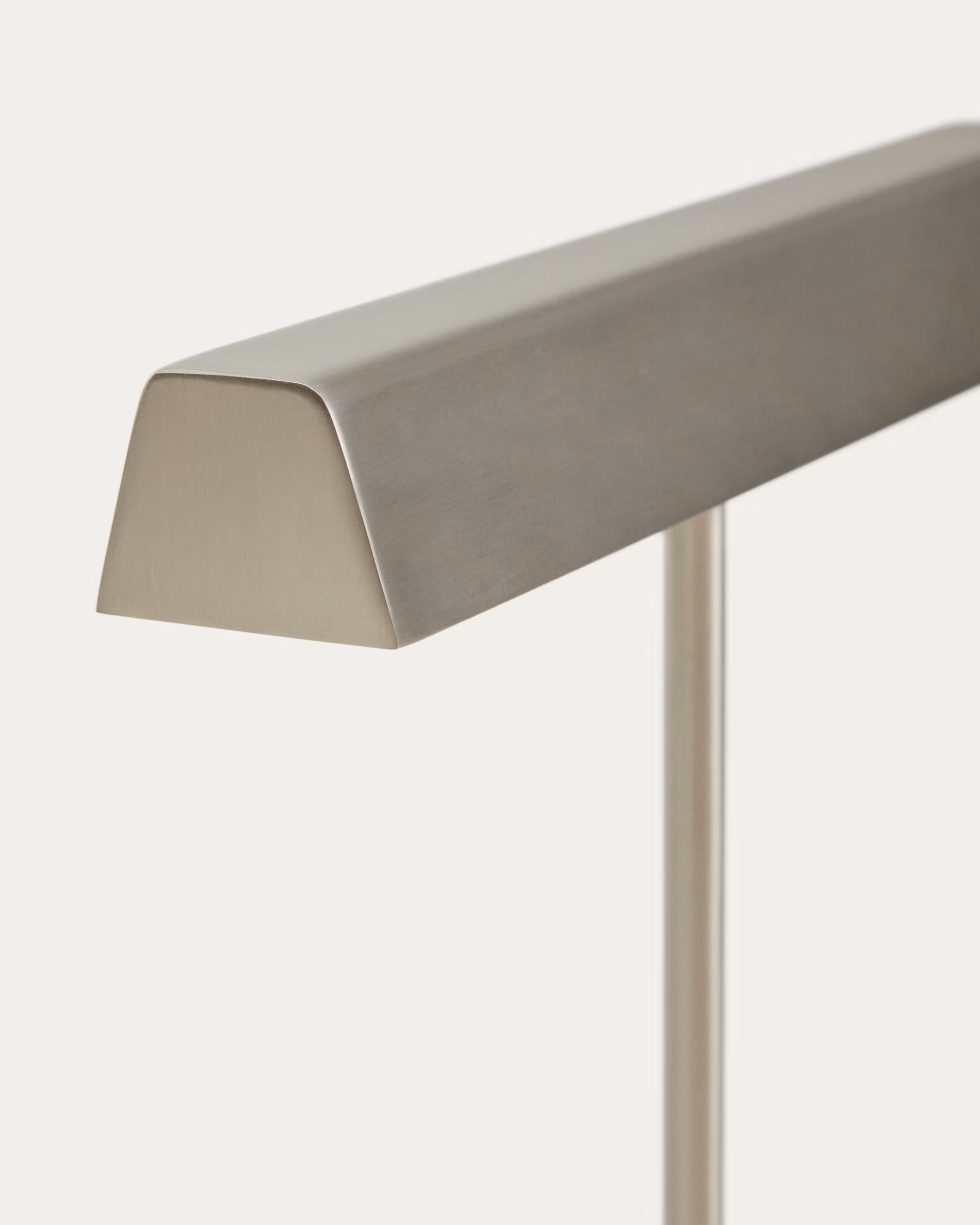 Stolná lampa LYNOR strieborná s bielym mramorovým podstavcom