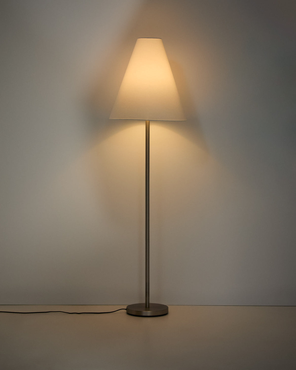Lampa podłogowa NAVAT srebrny szczotkowany metal z bawełnianym abażurem – ujęcie 5