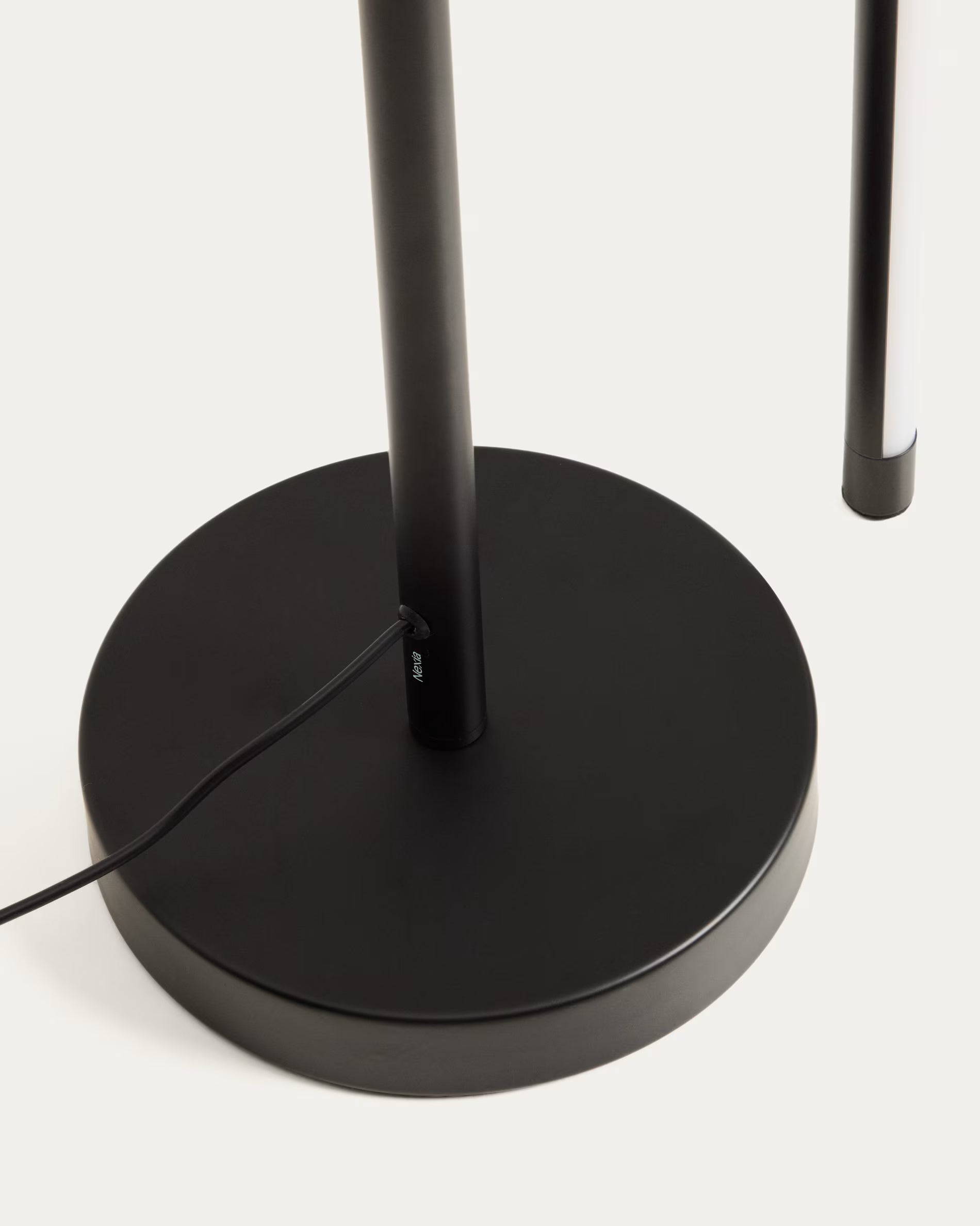 Čierna podlahová lampa BOW