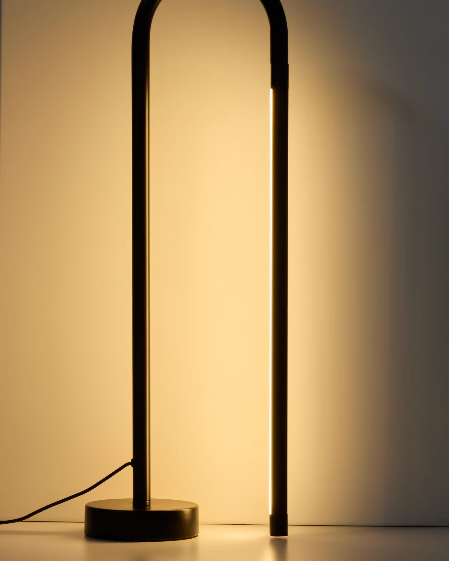 Stolná lampa BOW čierna