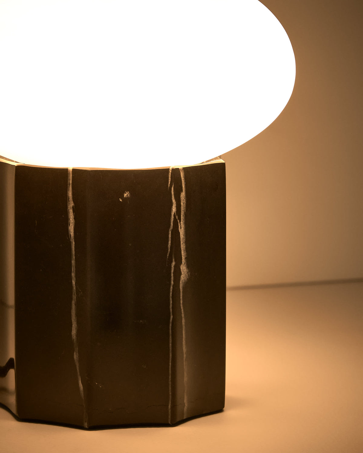 Lampa stołowa IDELA czarny marmur i przydymione szkło – ujęcie 3