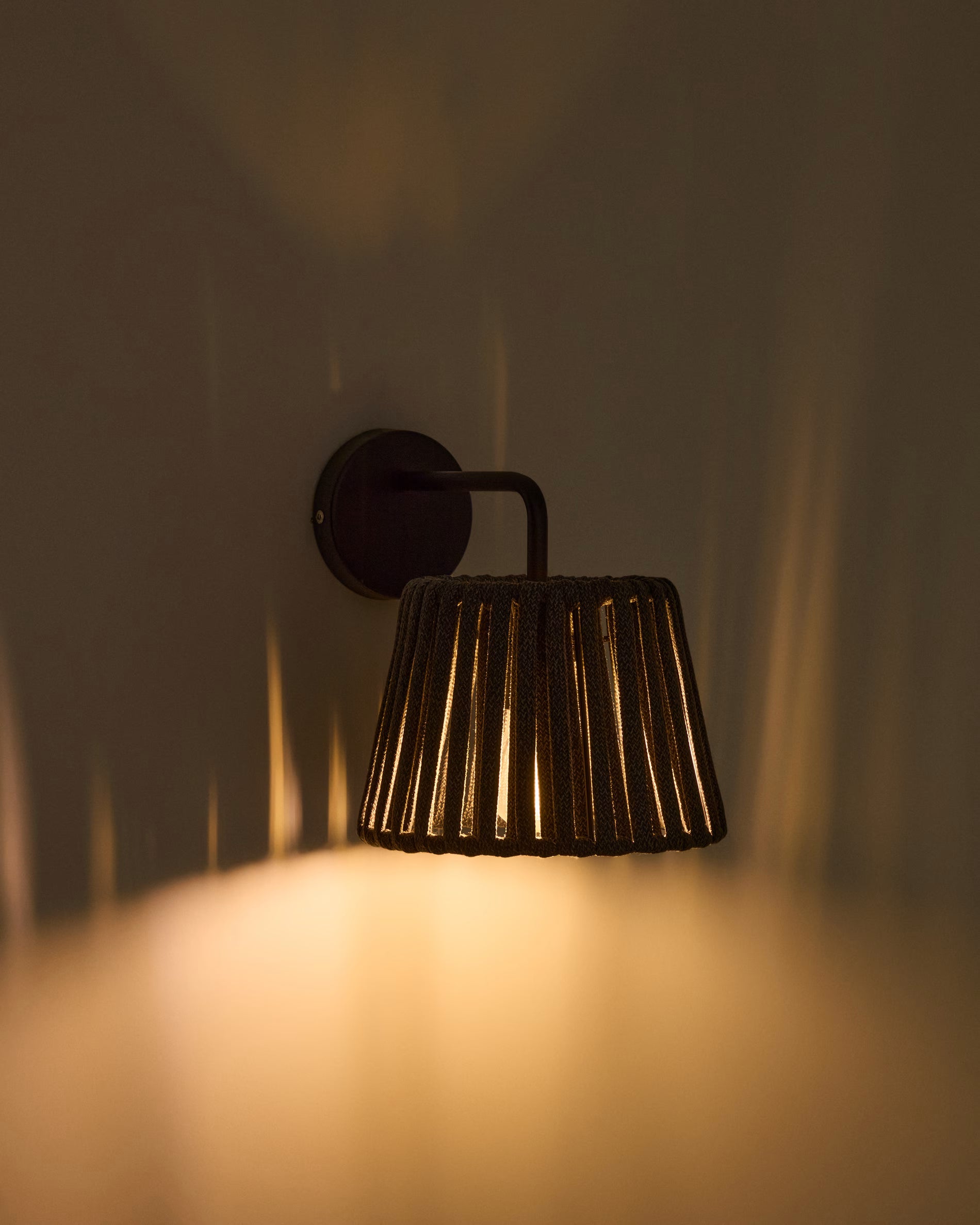 Solárna nástenná záhradná lampa ALDET čierna