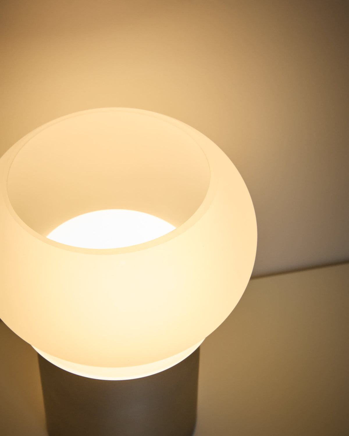 Lampa stołowa przenośna LED LERUNA biały matowe szkło – ujęcie 3