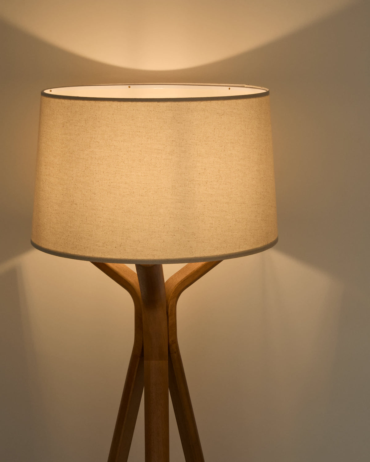 Lampa podłogowa UBIRA naturalne drewno jesionowe z lnianym abażurem – ujęcie 3