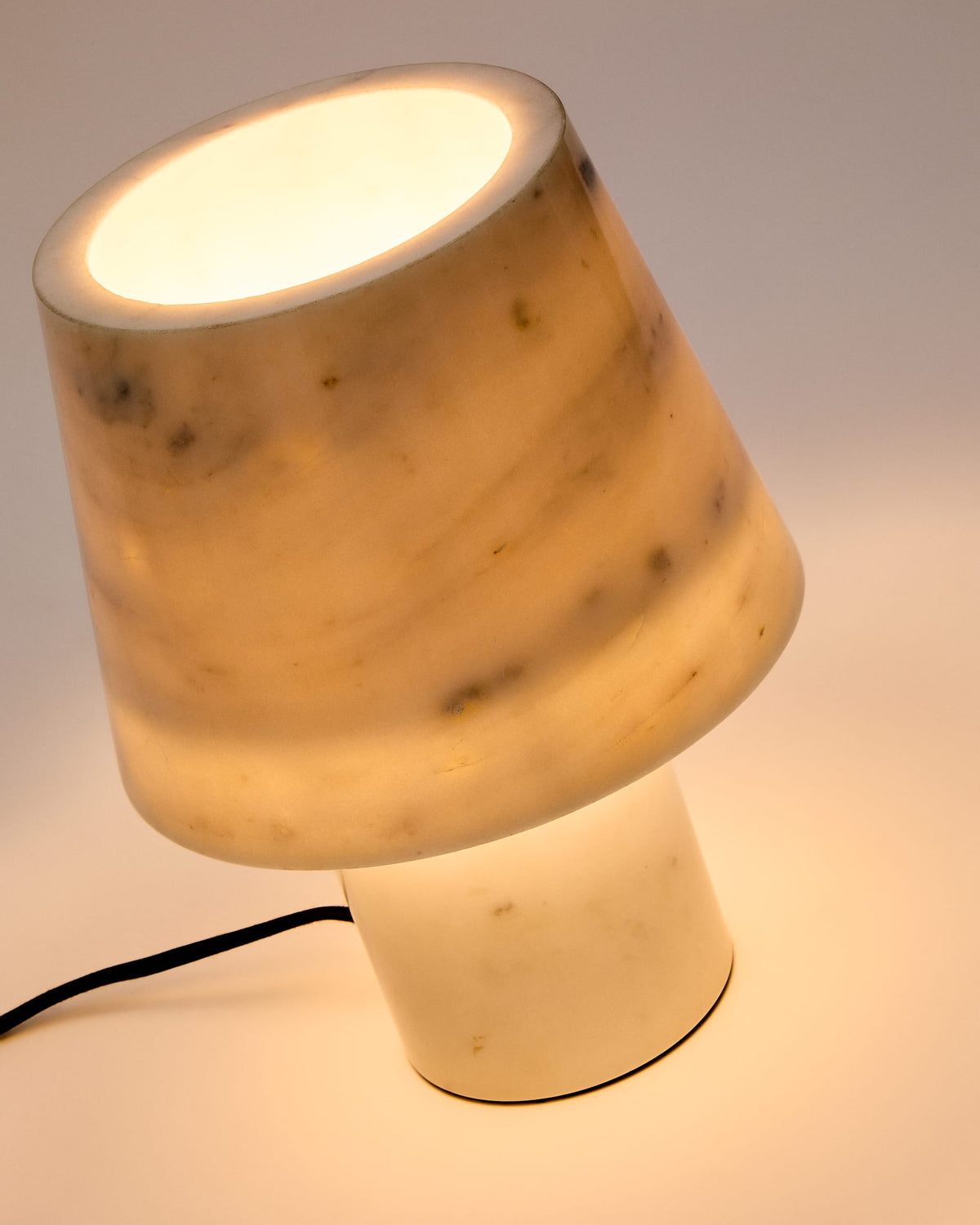 Lampa stołowa ALARO biały marmur – ujęcie 3