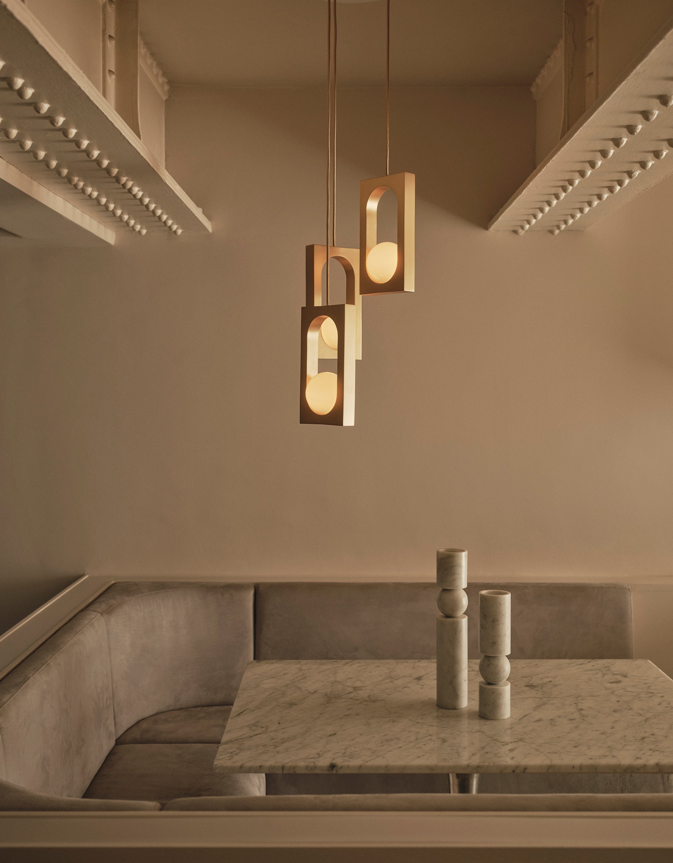 Lampa visiacá 3-bodová MYTHOS s opálovým tienidlom a mosadzou