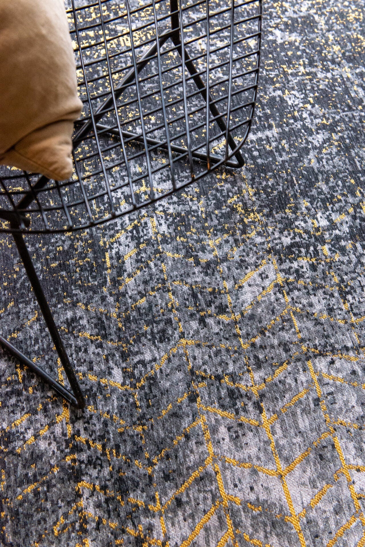 Koberec JACOBS LADDER BROADWAY GLITTER čierno-zlatý