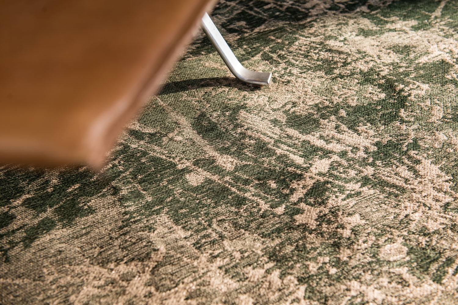 Kruhový koberec CRACKS TMAVÝ BOROVICOVÝ zelený