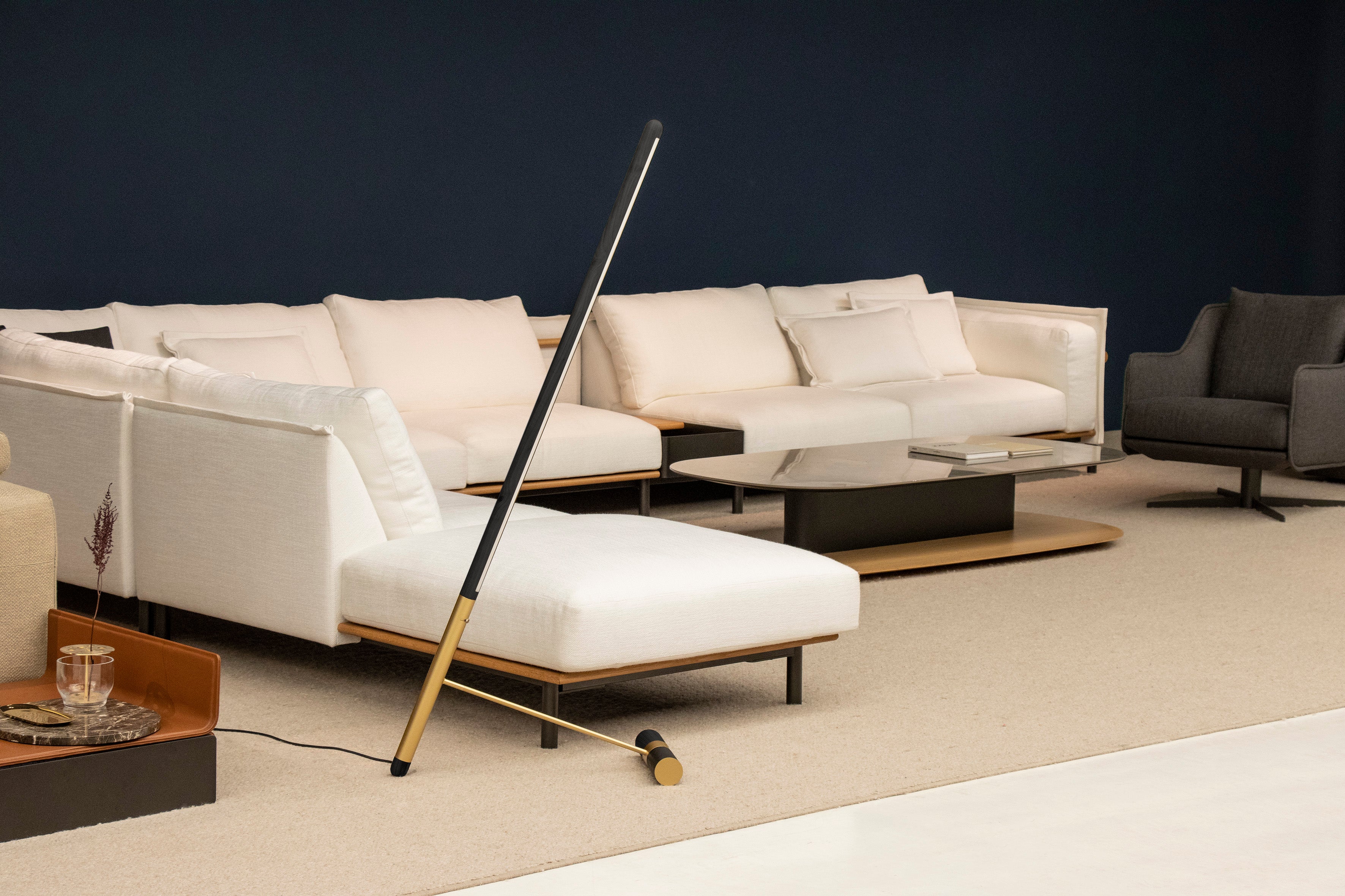 Podlahová lampa LINEA D čierne jaseňové drevo s mosadzným povrchom