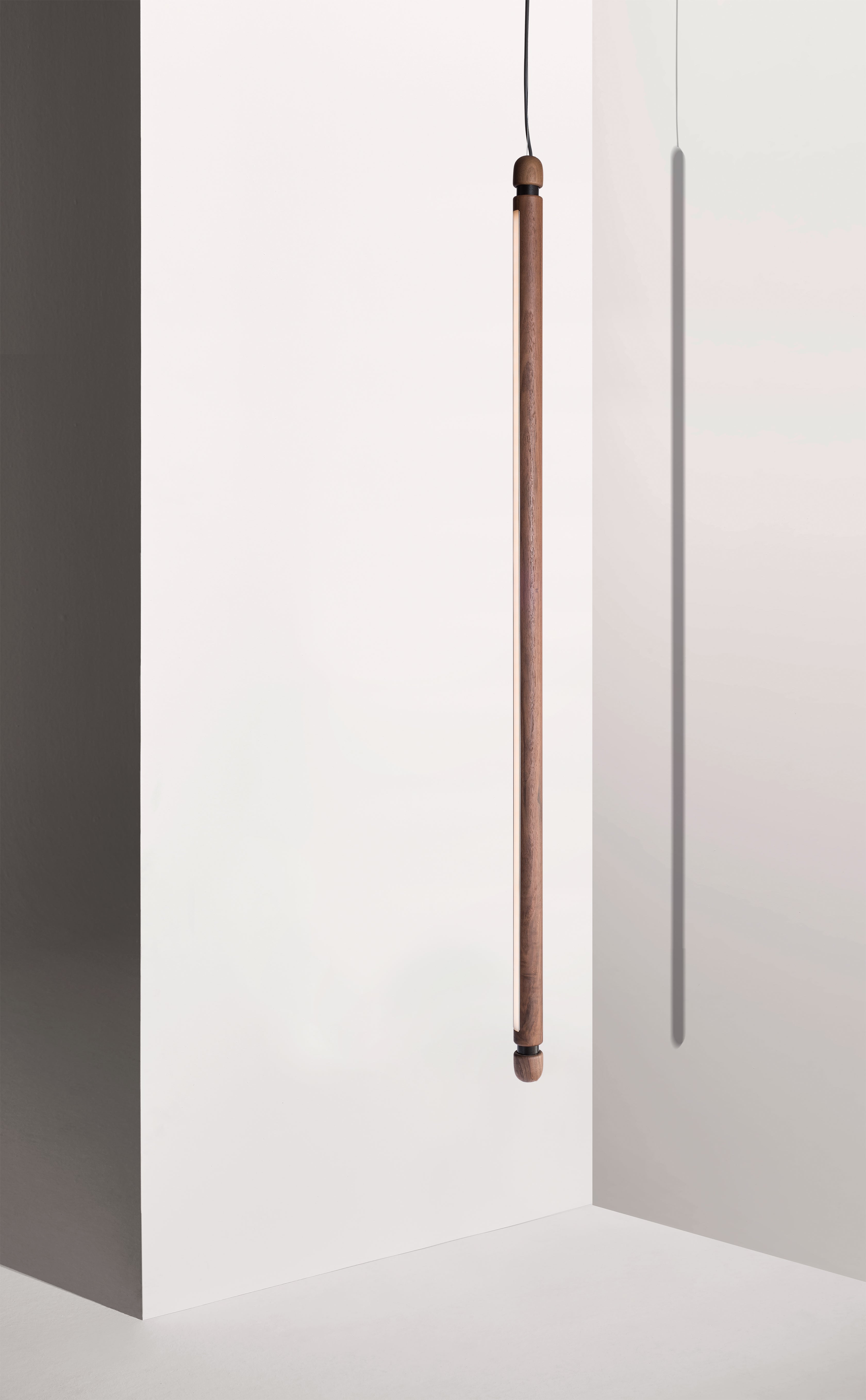 Závesná lampa LINEA V z orechového dreva s grafitovým povrchom