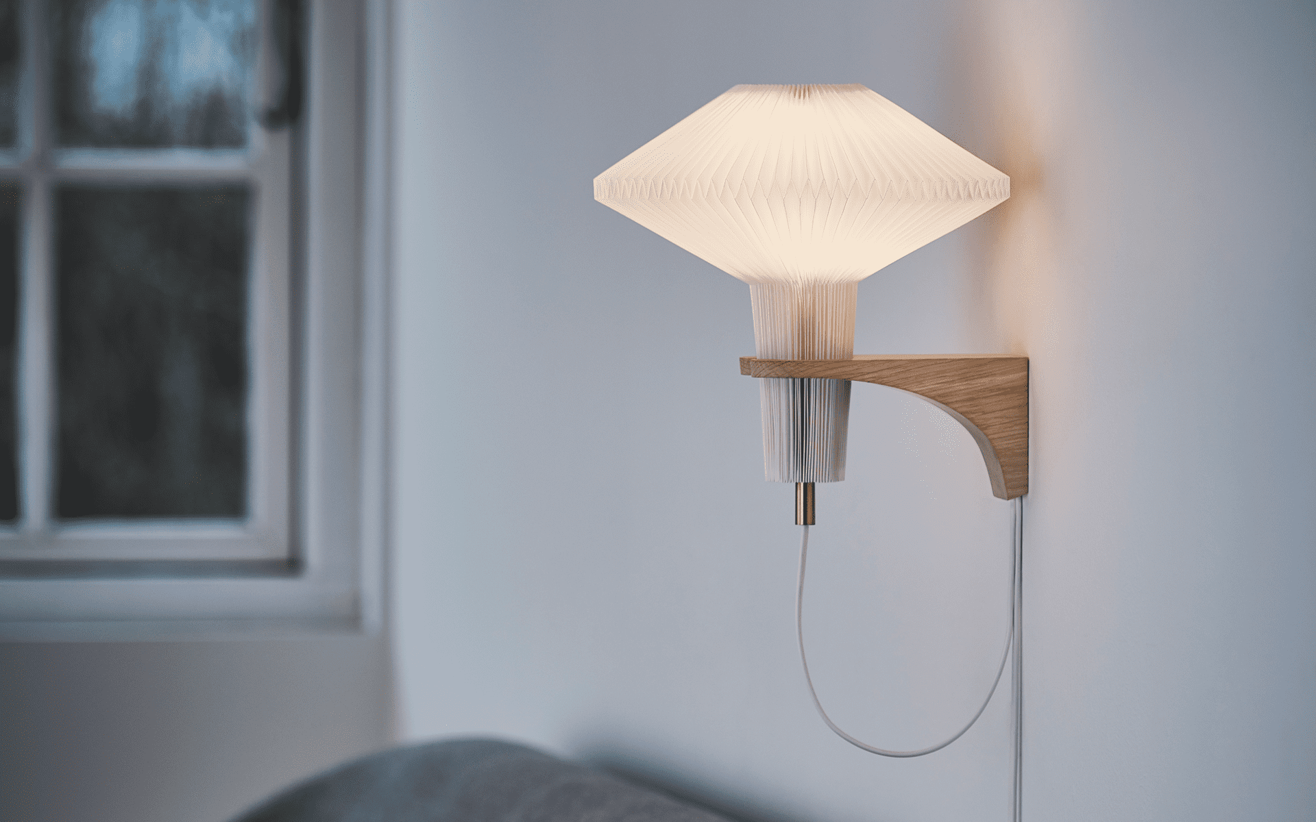 Nástenná lampa MODEL 204 HUBA biela s jasným dubovým podstavcom