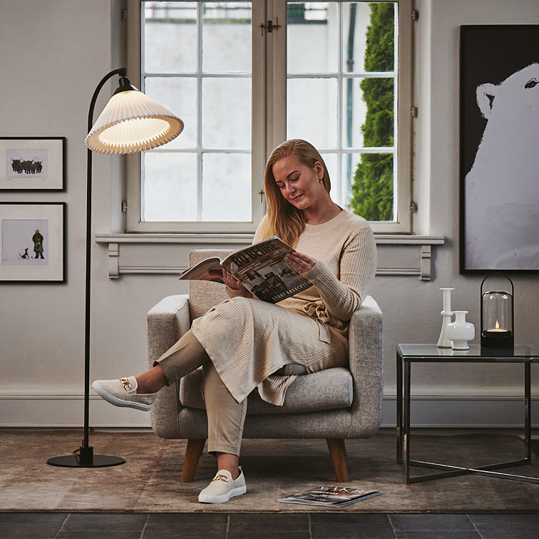 Stojaca lampa MODEL 368 biela s čiernym podstavcom