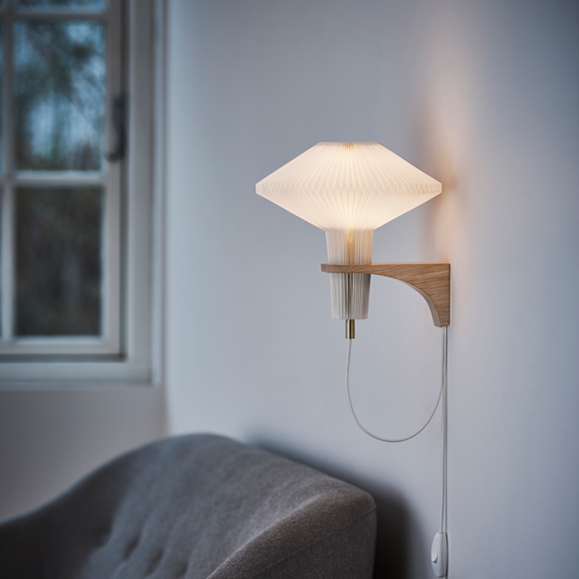 Nástenná lampa MODEL 204 HUBA biela s jasným dubovým podstavcom