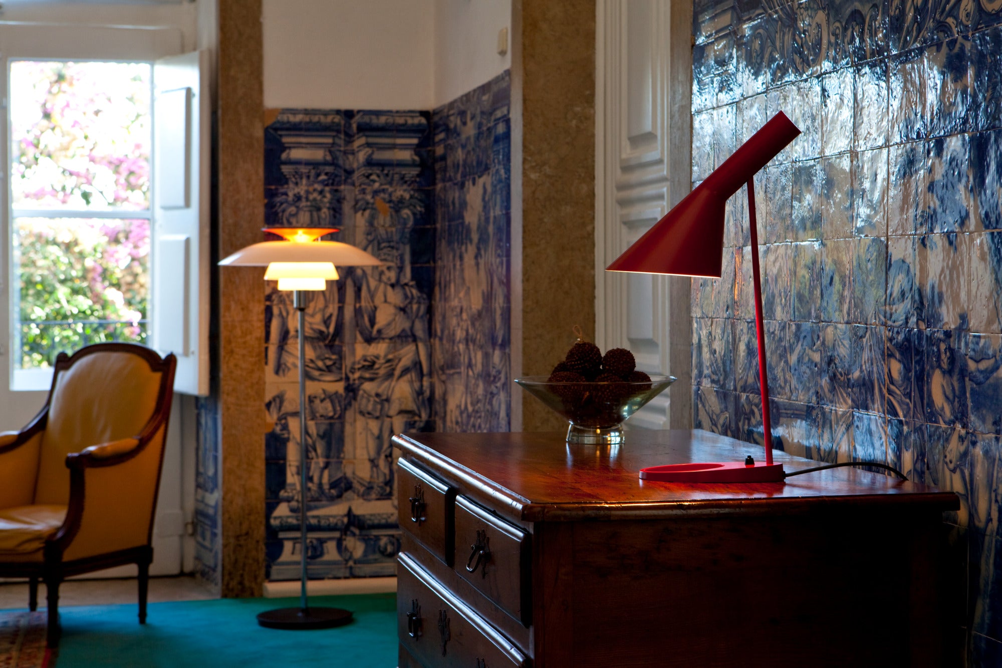 Stojaca lampa PH 80 biela s chrómovým podstavcom