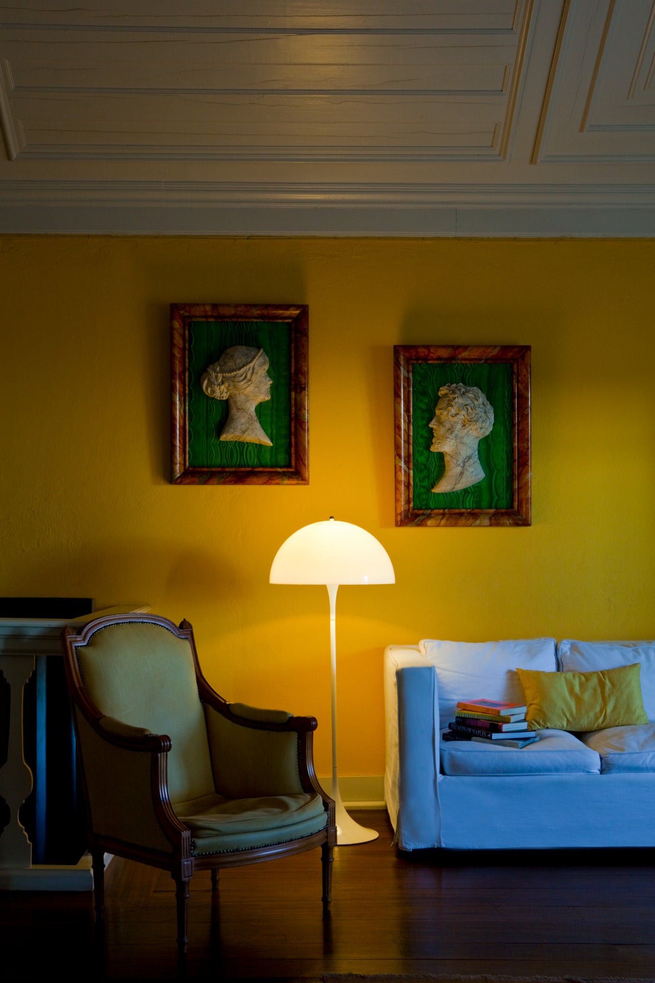 Stolná lampa PANTHELLA biela